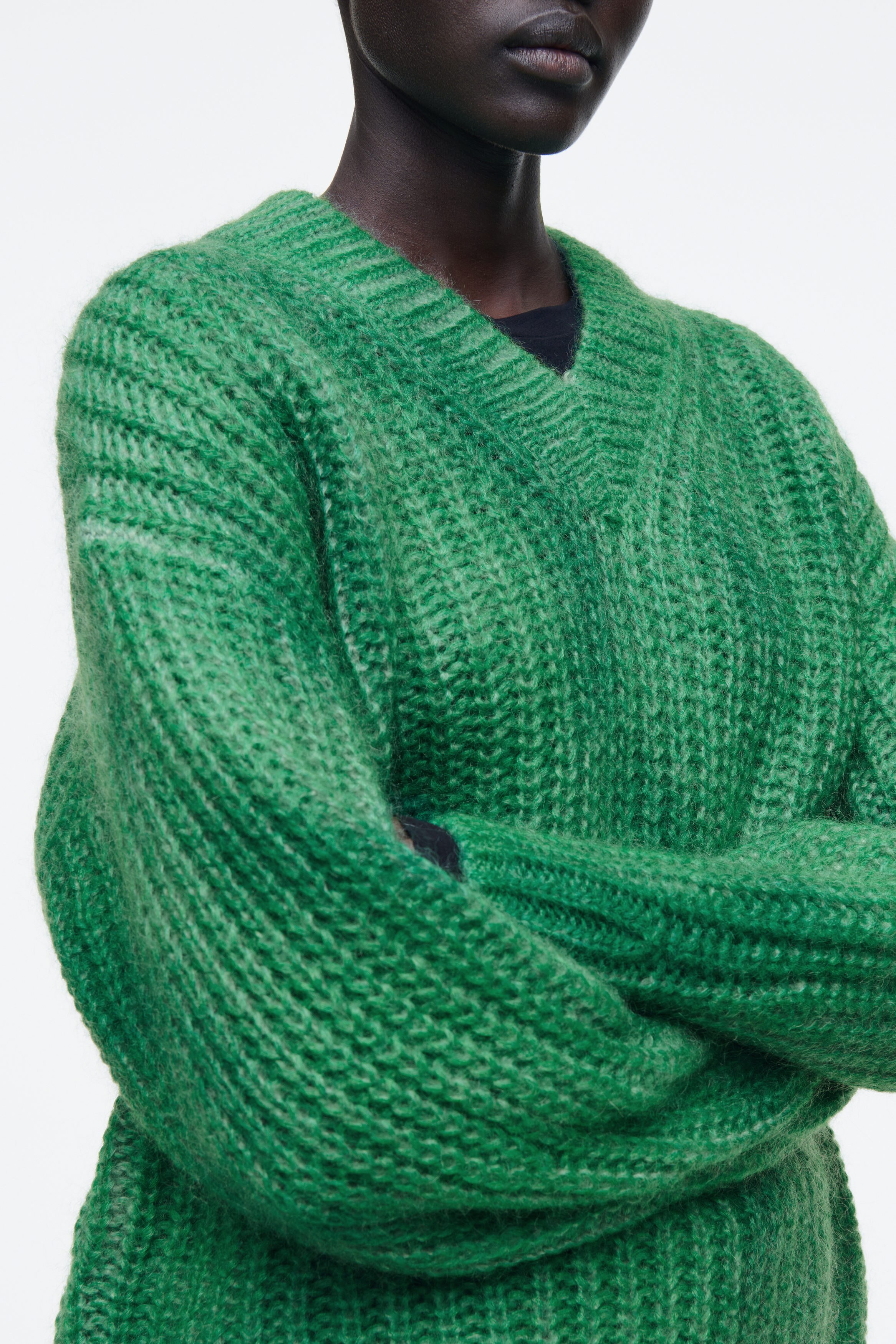 SPRAY-EFFECT MOHAIR V-NECK SWEATER - GREEN | COS
