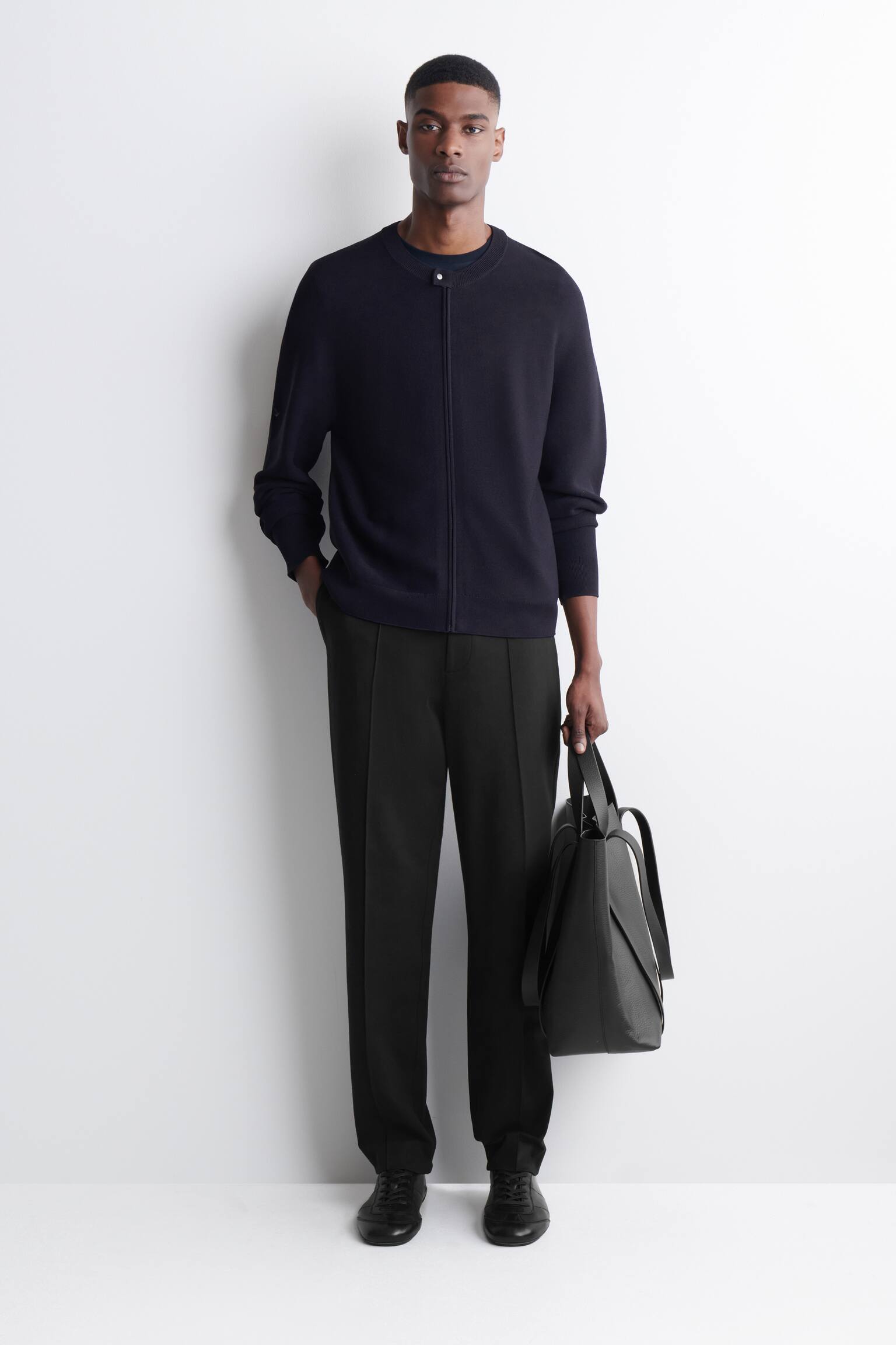 ÚZKE NOHAVICE S ROVNÝMI NOHAVICAMI Z JERSEYU - ČIERNA - 1