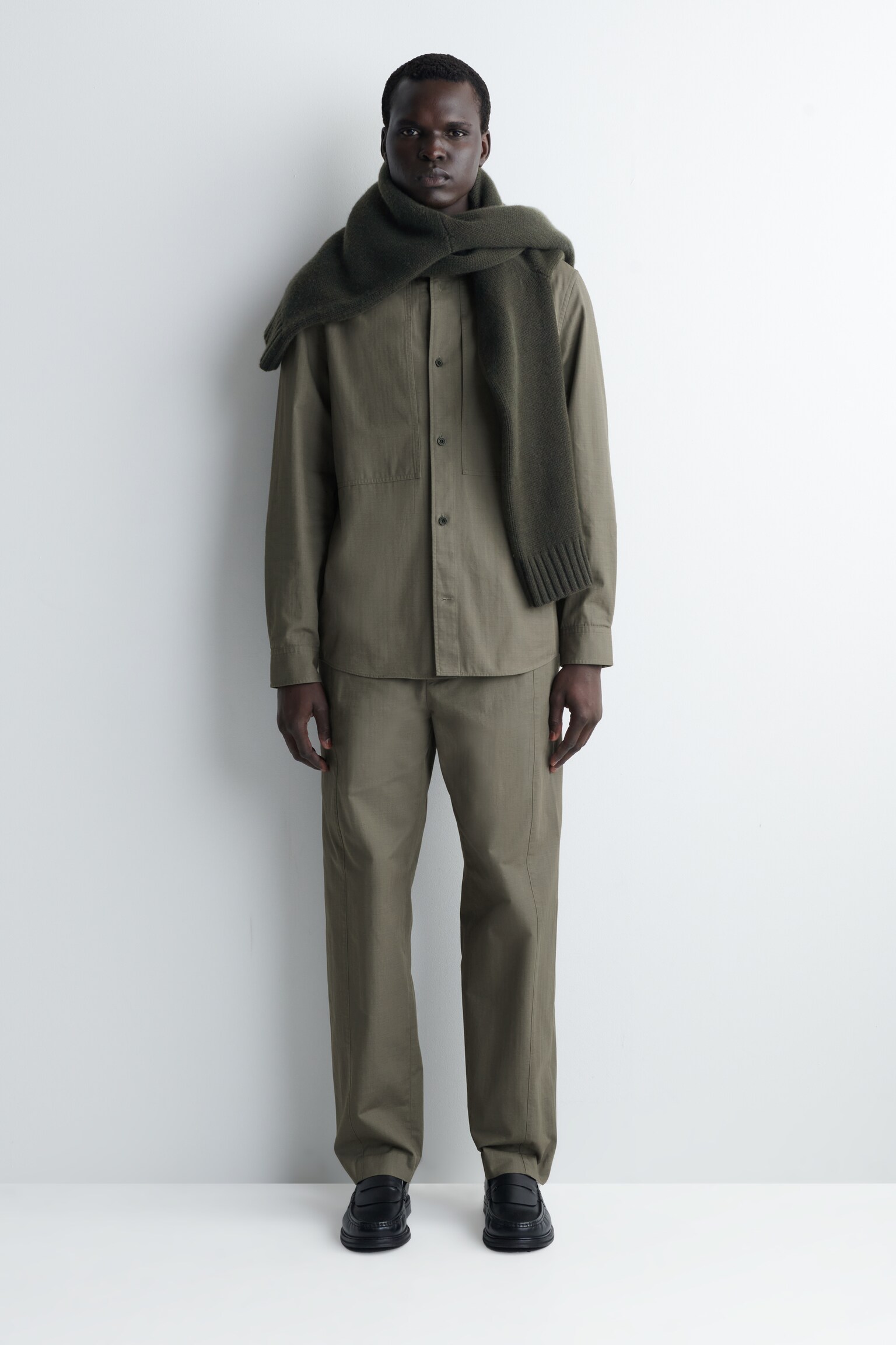 HOSE AUS BAUMWOLLE MIT GERADEM BEIN - DUNKLES KHAKI - 1