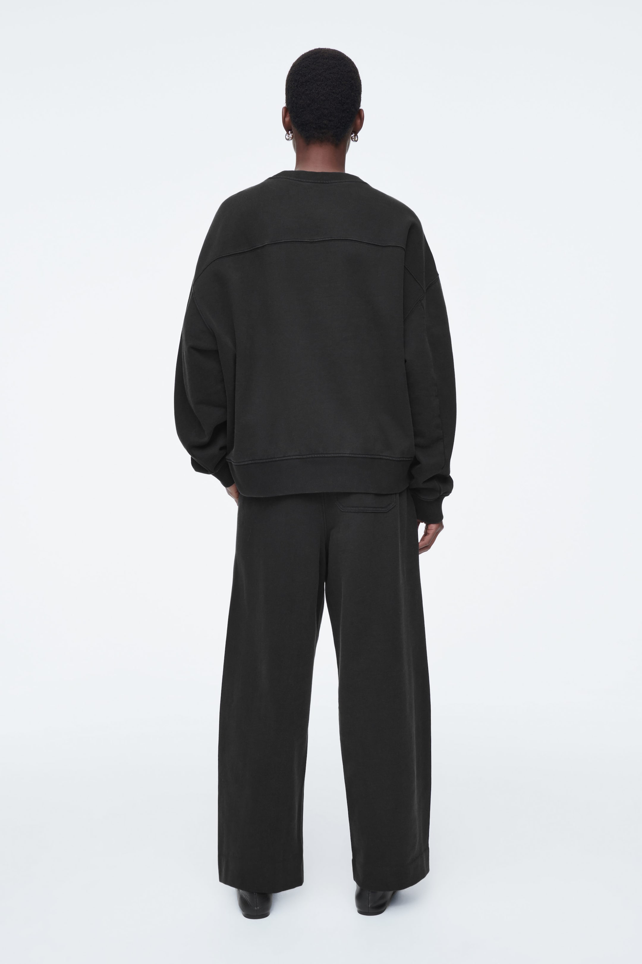 CLASSIC CREW-NECK SWEATSHIRT