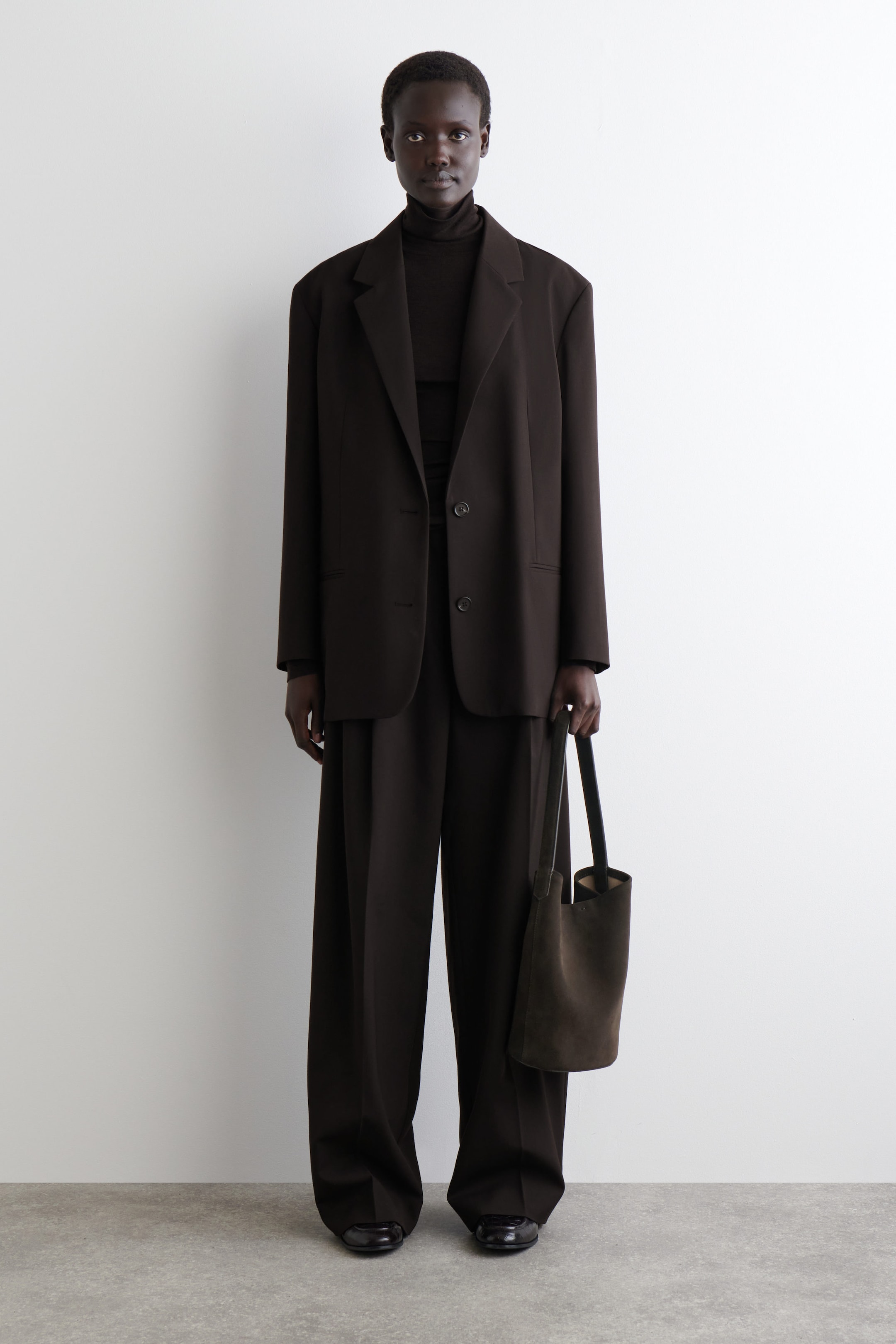 PARADIGM MINI TOTEBAG - MOCKA - MÖRKBRUN | COS