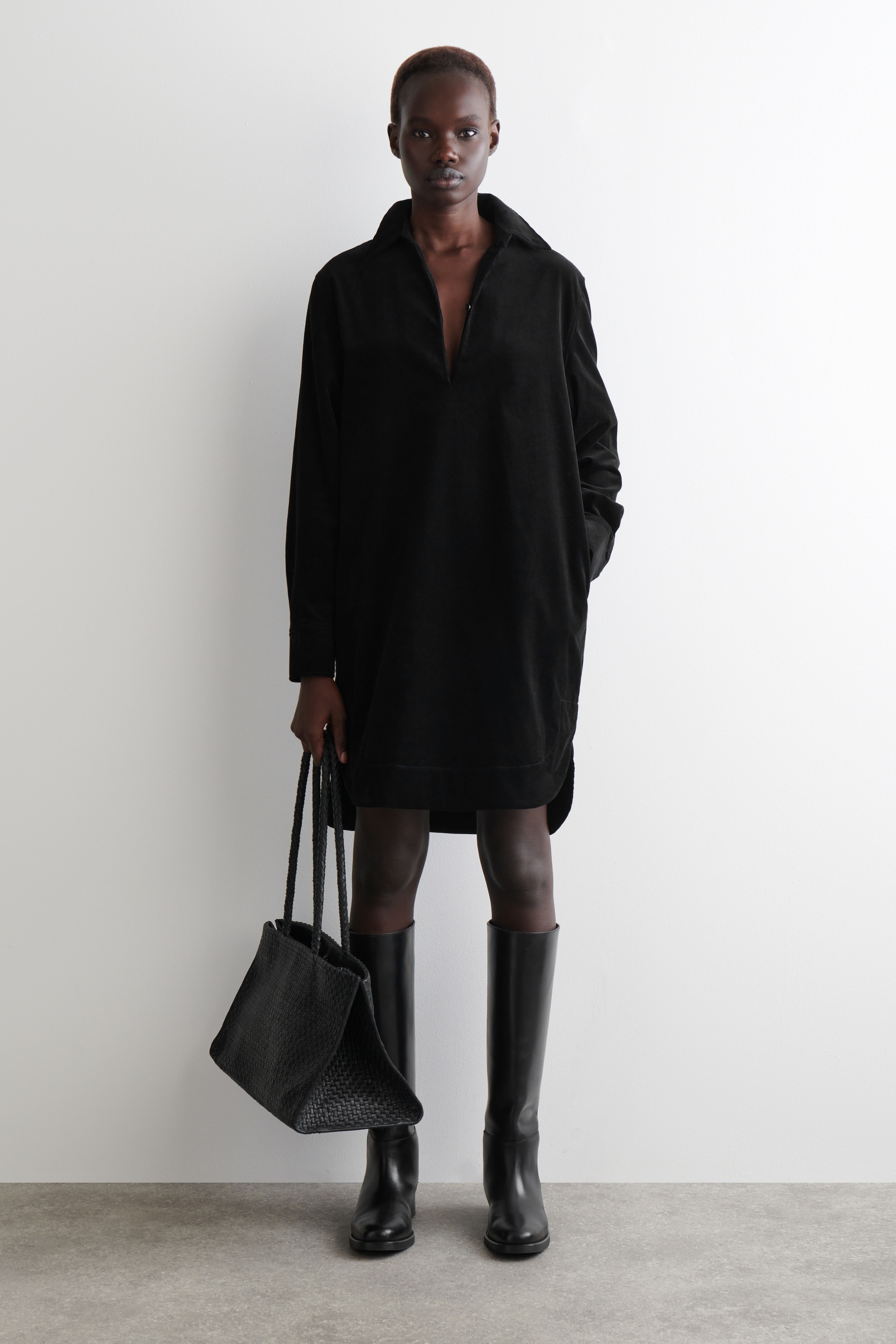 Ver imagen más grande: VESTIDO CAMISERO CORTO DE PANA - NEGRO - MUJER | H&M ES 1