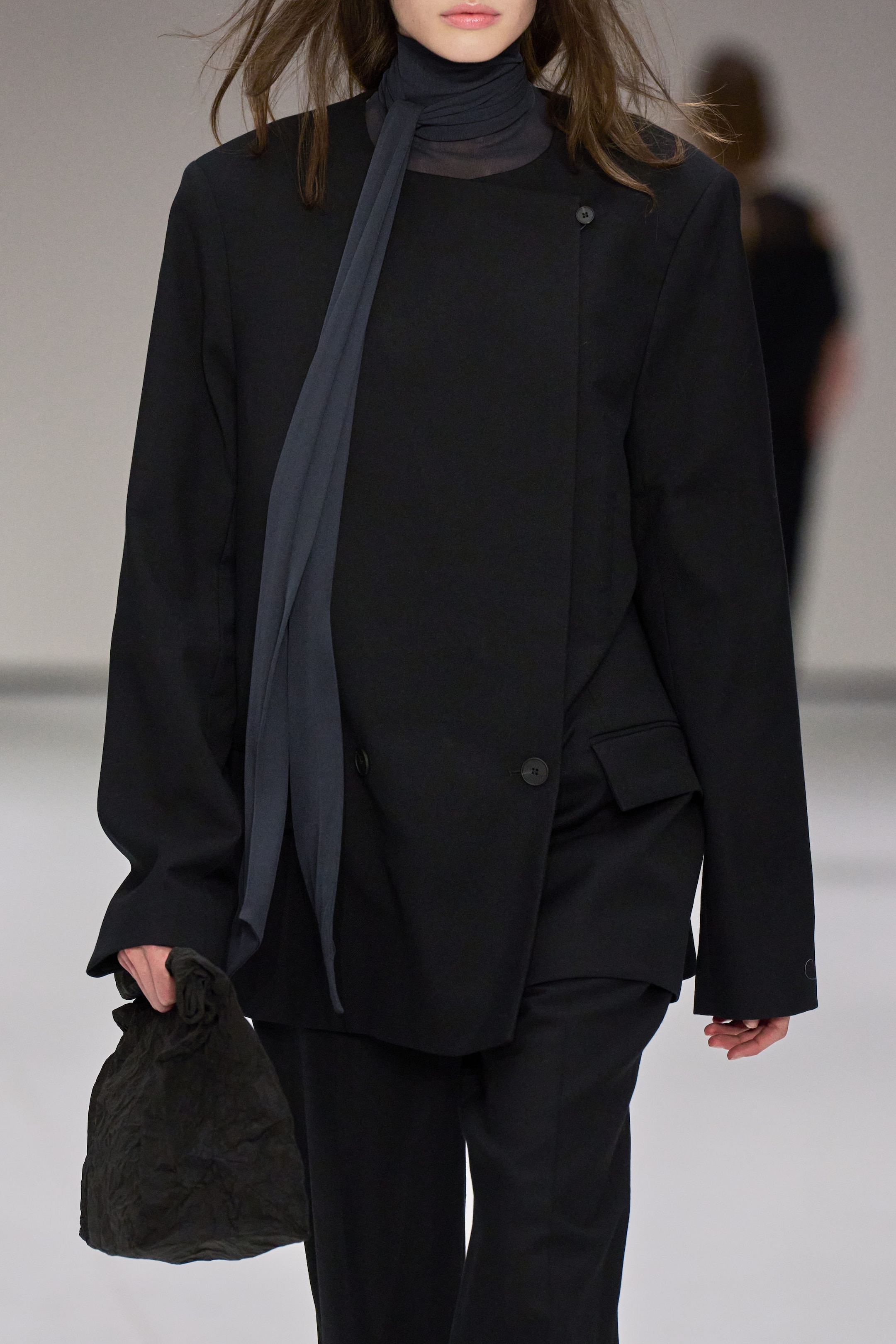 STRUCTURED COLLARLESS WOOL BLAZER