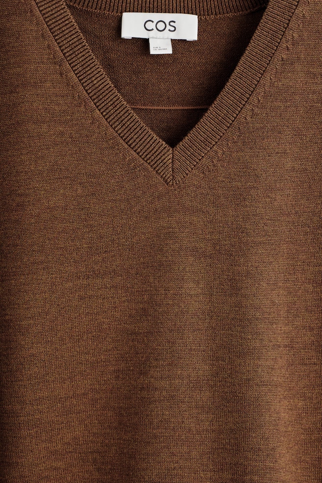 MERINO WOOL V-NECK VEST — BROWN MÉLANGE