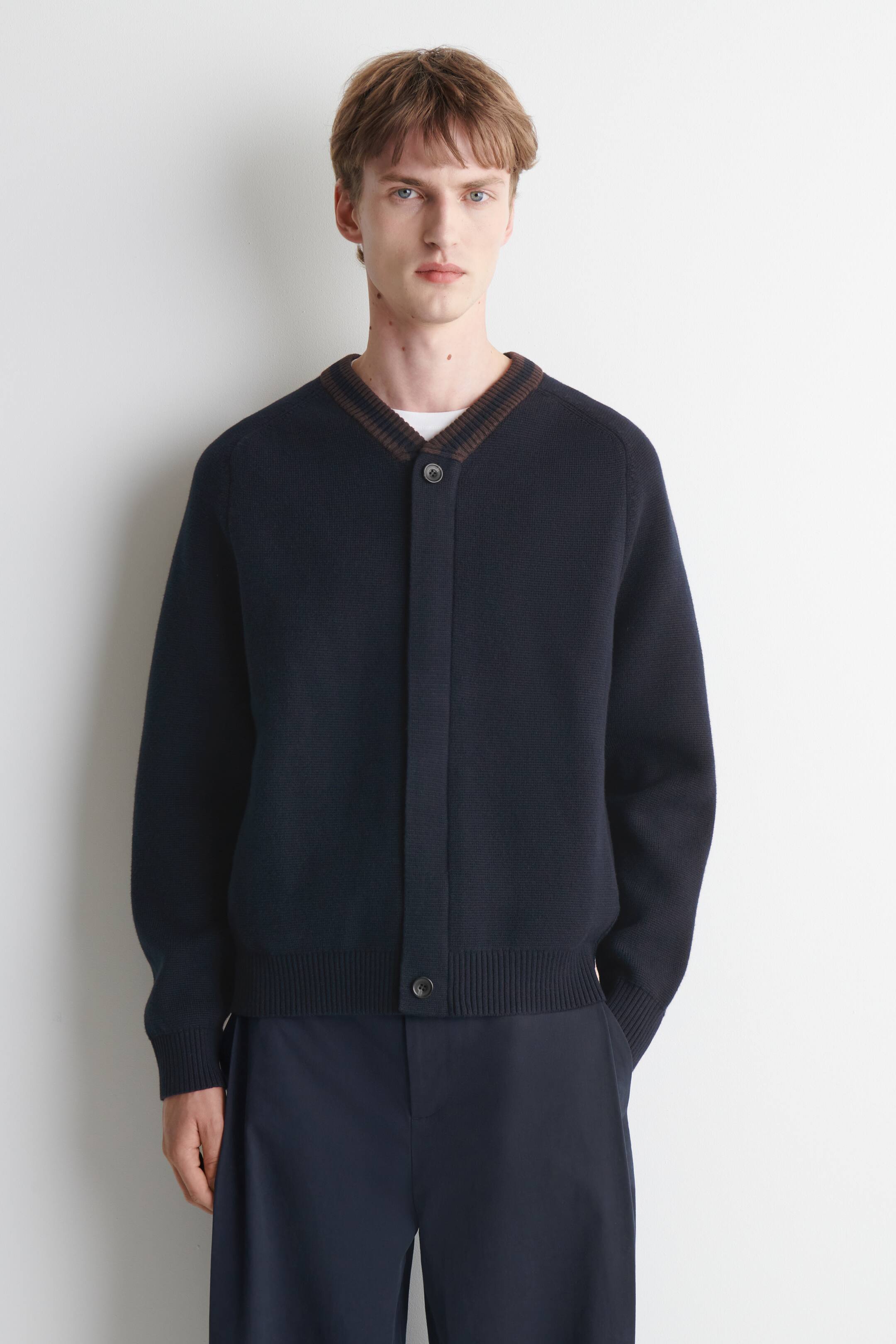 הצגת תמונה גדולה יותר: STRIPED-COLLAR COTTON-BLEND CARDIGAN - NAVY / BROWN - Men | H&M IL 1