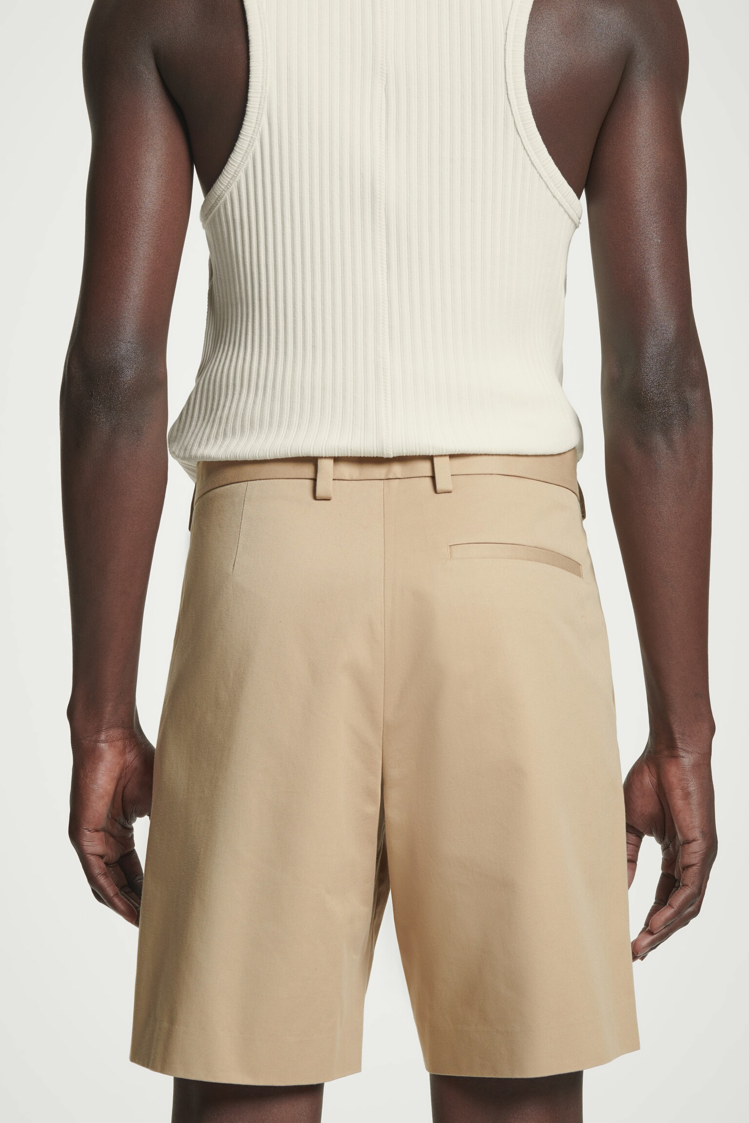 PANTALÓN CHINO CORTO - BEIGE/NEGRO - 4