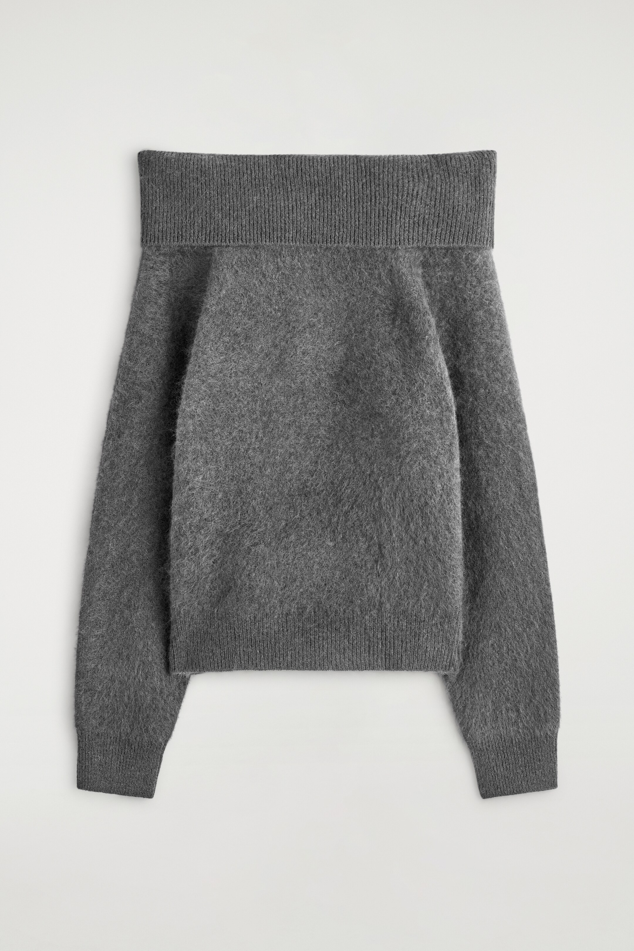 Ingrandisci l'immagine: Un maglione in lana merino spazzolata grigia è mostrato dalla PARTE ANTERIORE, caratterizzato da un ampio scollo bardot ripiegato, polsini a coste e orlo a coste.