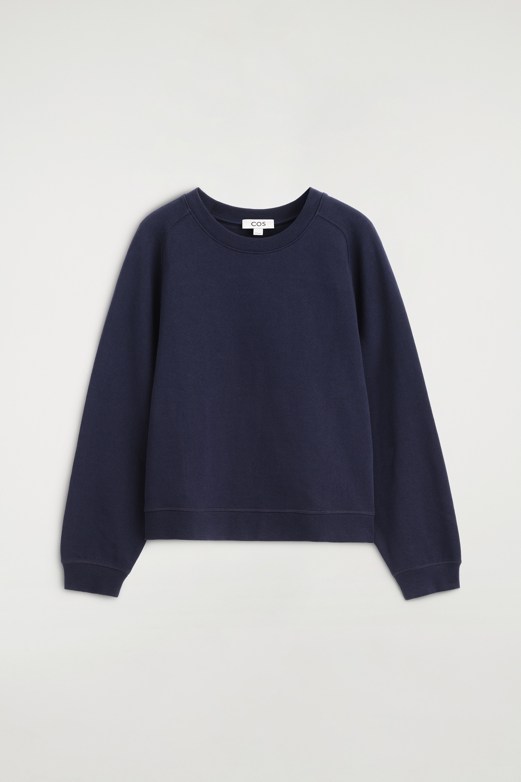 Îνα βαμβακεÏÏ ÏοÏÏÎµÏ Ïε navy blue ÏαÏοÏ
ÏιάζεÏαι αÏÏ Î¼ÏÏοÏÏά, με ÏαλαÏή εÏαÏμογή, ÏÏÏογγÏ
λή λαιμÏκοÏη με ÏÎ¹Î¼Ï ÏελείÏμα, μανίκια Ïάγκλαν και ÏÎ¹Î¼Ï ÏελείÏμα ÏÏο ÏÏÏίÏÏμα. Το ÏοÏÏÎµÏ ÏοÏιÎÏαι ÏÎ¬Î½Ï Î±ÏÏ Î±Î½Î¿Î¹ÏÏÏ Î³Î±Î»Î¬Î¶Î¹Î¿ ÏιγΠÏοÏ
κάμιÏο με γιακά, με εμÏÎ±Î½ÎµÎ¯Ï Î¼Î±Î½ÏÎÏÎµÏ ÎºÎ±Î¹ ÏÏÏίÏÏμα, και ÏÏ
νδÏ
άζεÏαι με αÏοÏÏί navy ÏανÏελÏνι.