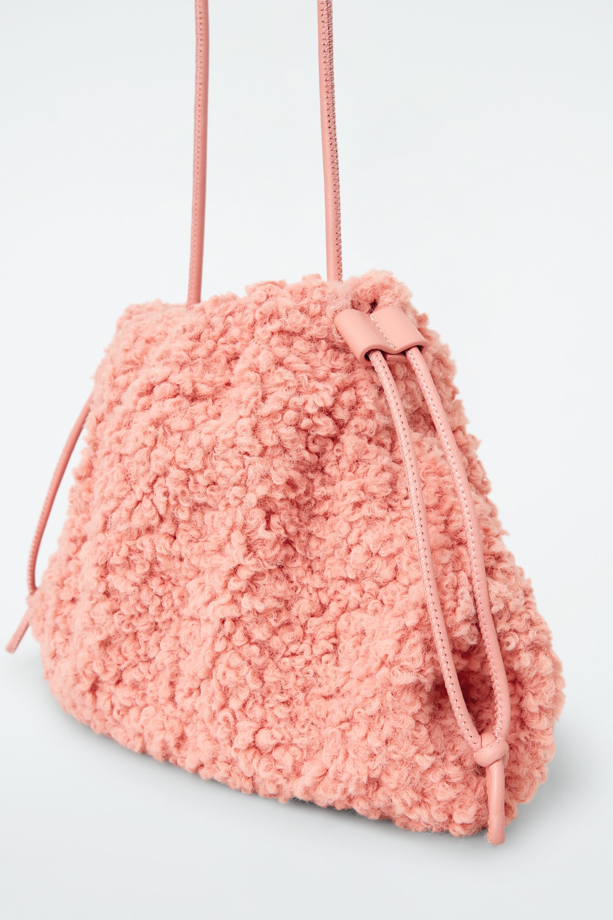 【COS】◆CAVATELLI MINI CLUTCH - PINK◆1261617001◆ CAVATELLI MINI CLUTCH - FAUX SHEARLING - PINK | COS