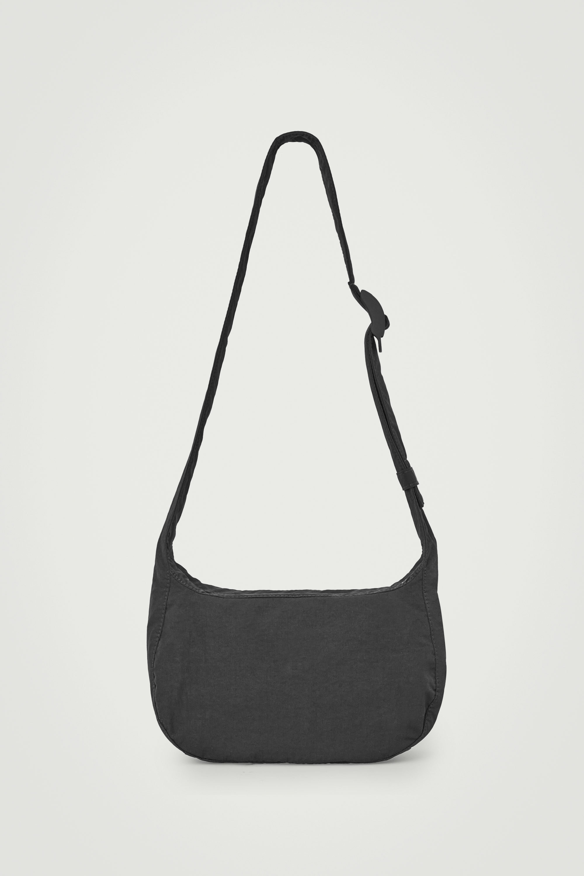 ☆韓国の人気☆【COS】☆COS NYLON CROSSBODY SADDLE BAG☆ 韓国の人気☆【COS】☆COS NYLON CROSSBODY SADDLE BAG