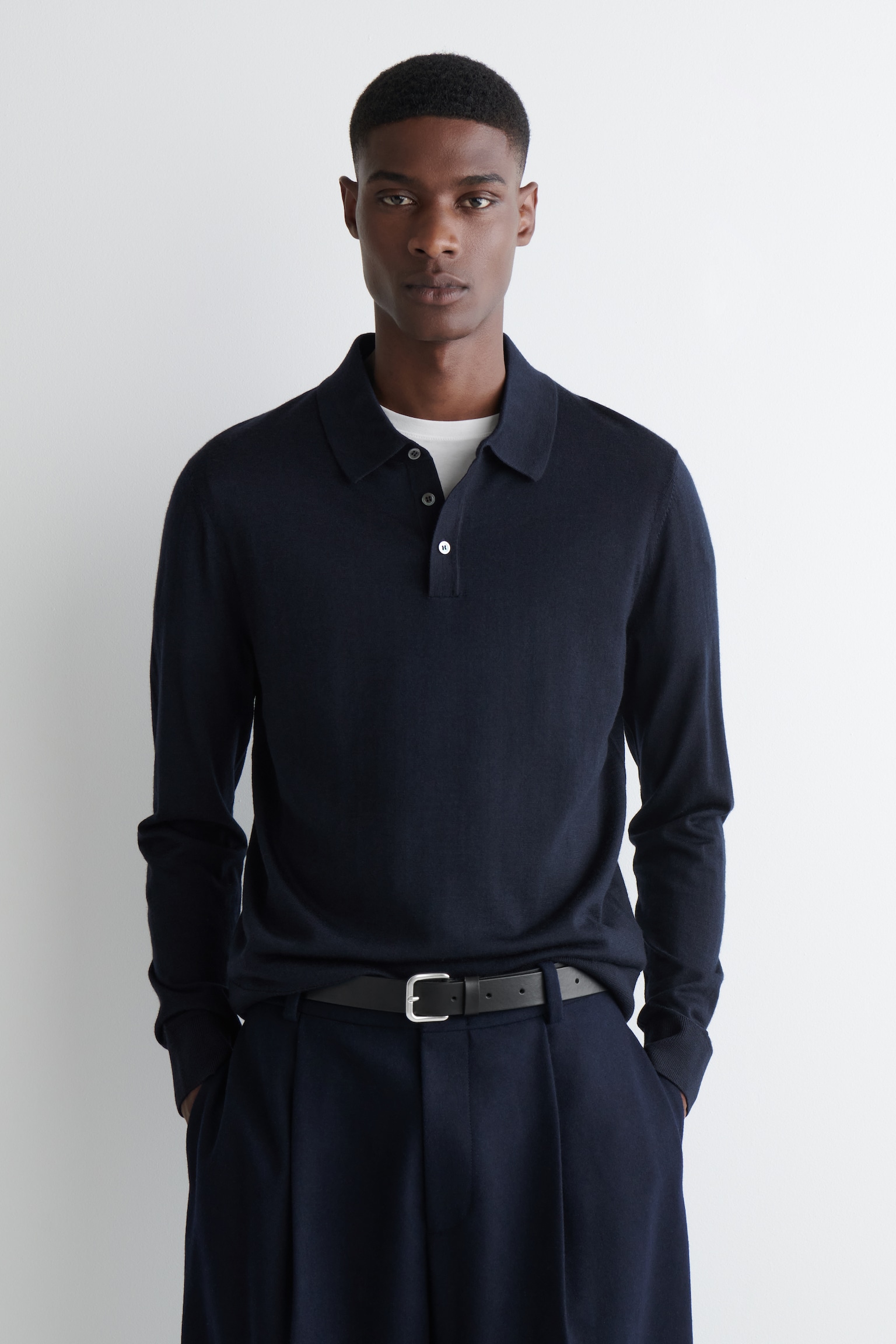 SCHMAL GESCHNITTENES POLOSHIRT AUS MERINOWOLLE - NAVYBLAU/BURGUNDERROT/SCHWARZ