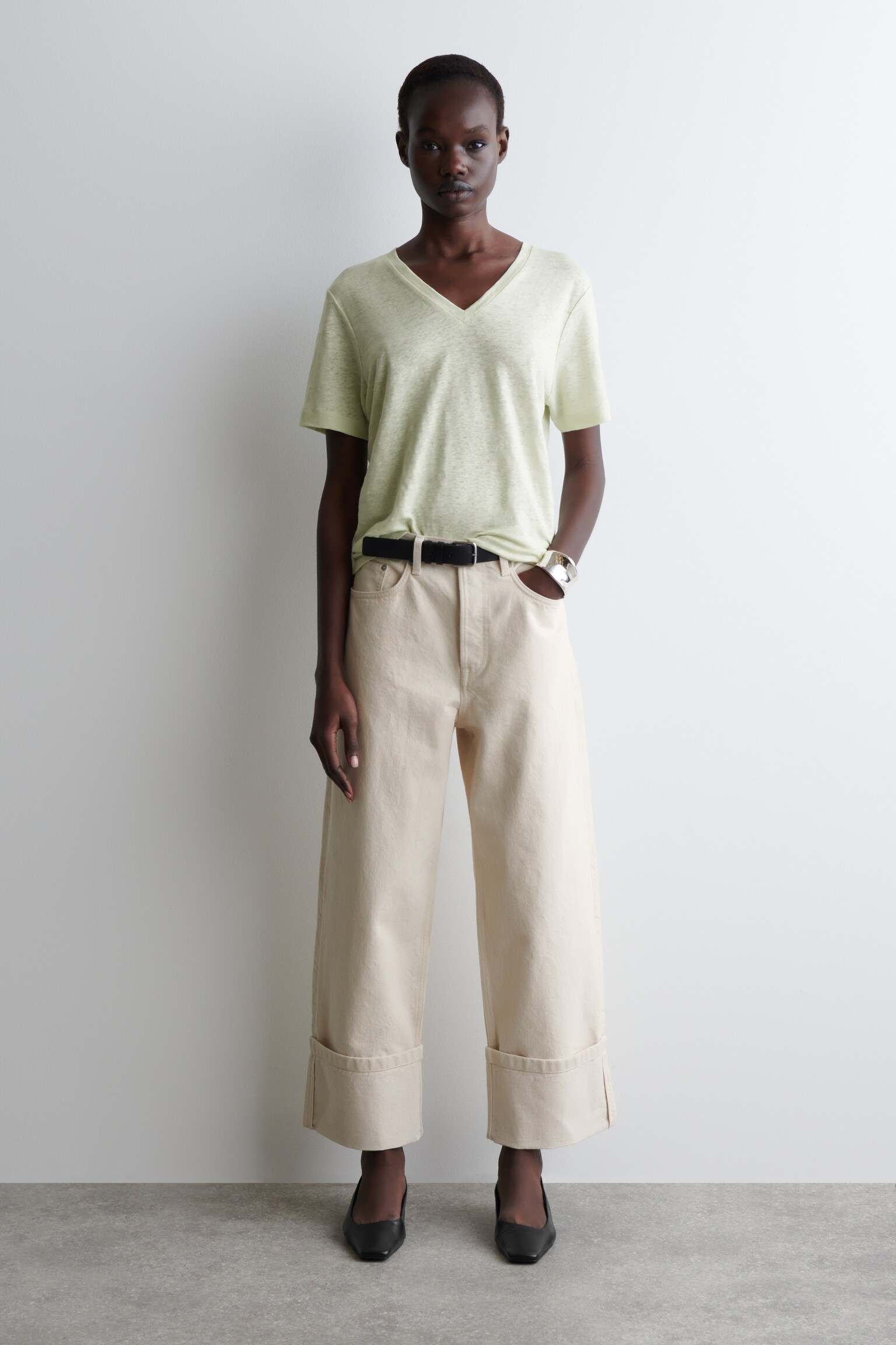 T-SHIRT IN LINO CON SCOLLO A V - VERDE CHIARO/NERO - 5