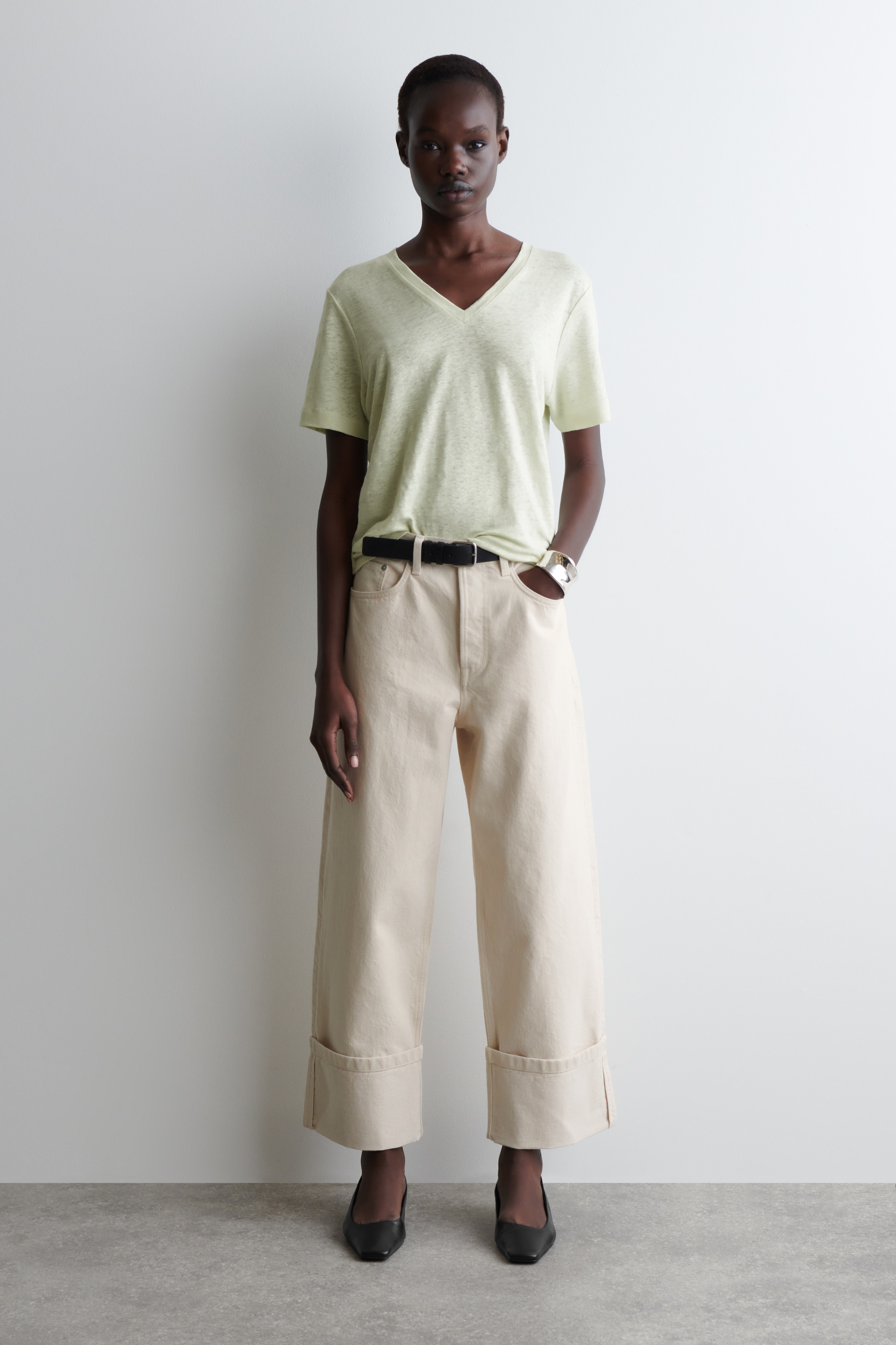 Visa större bild: V-RINGAD T-SHIRT I LINNE - LJUSGRÖN - DAM | H&M SE 2