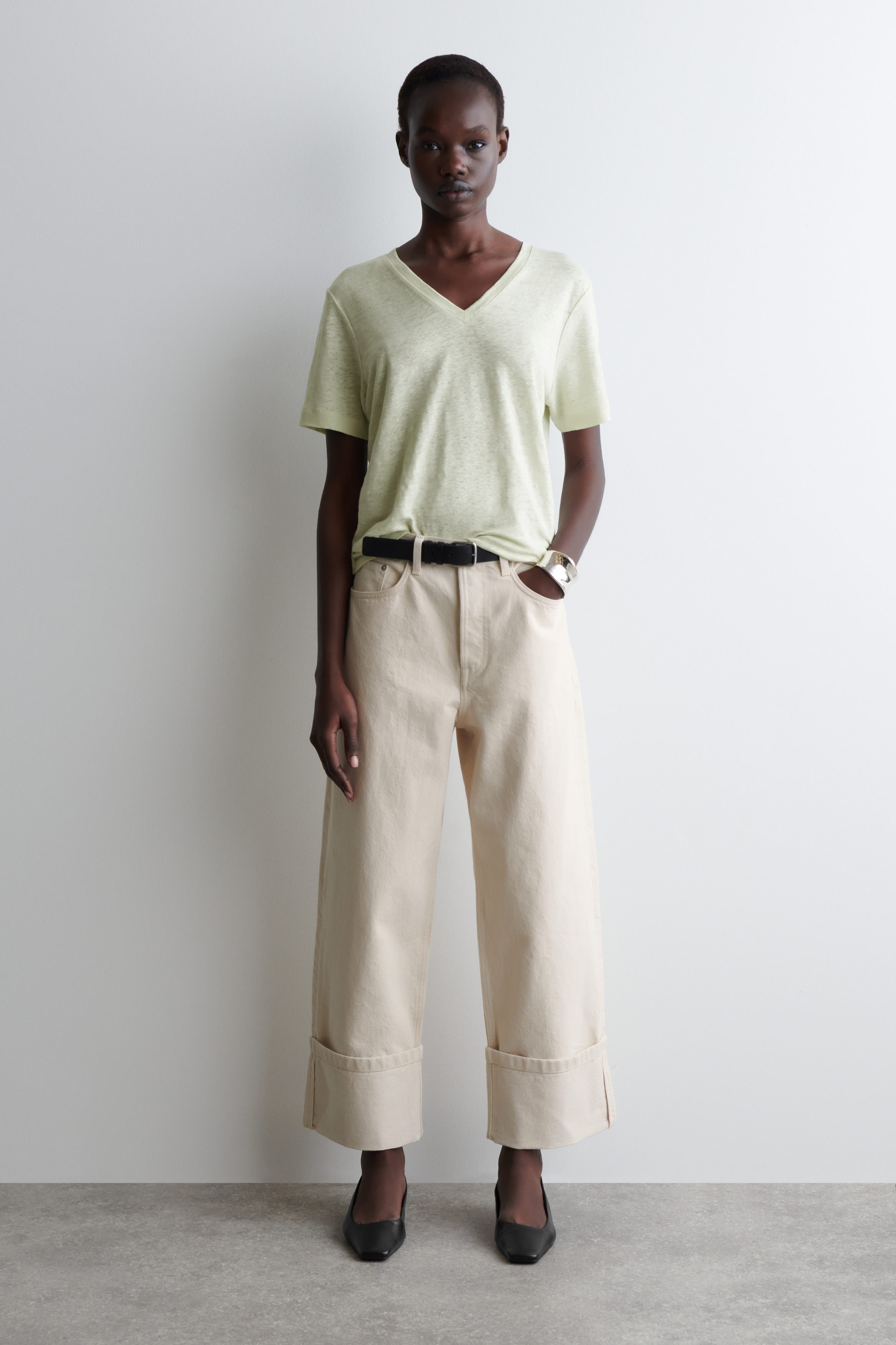 V-NECK LINEN T-SHIRT - LIGHT GREEN | COS