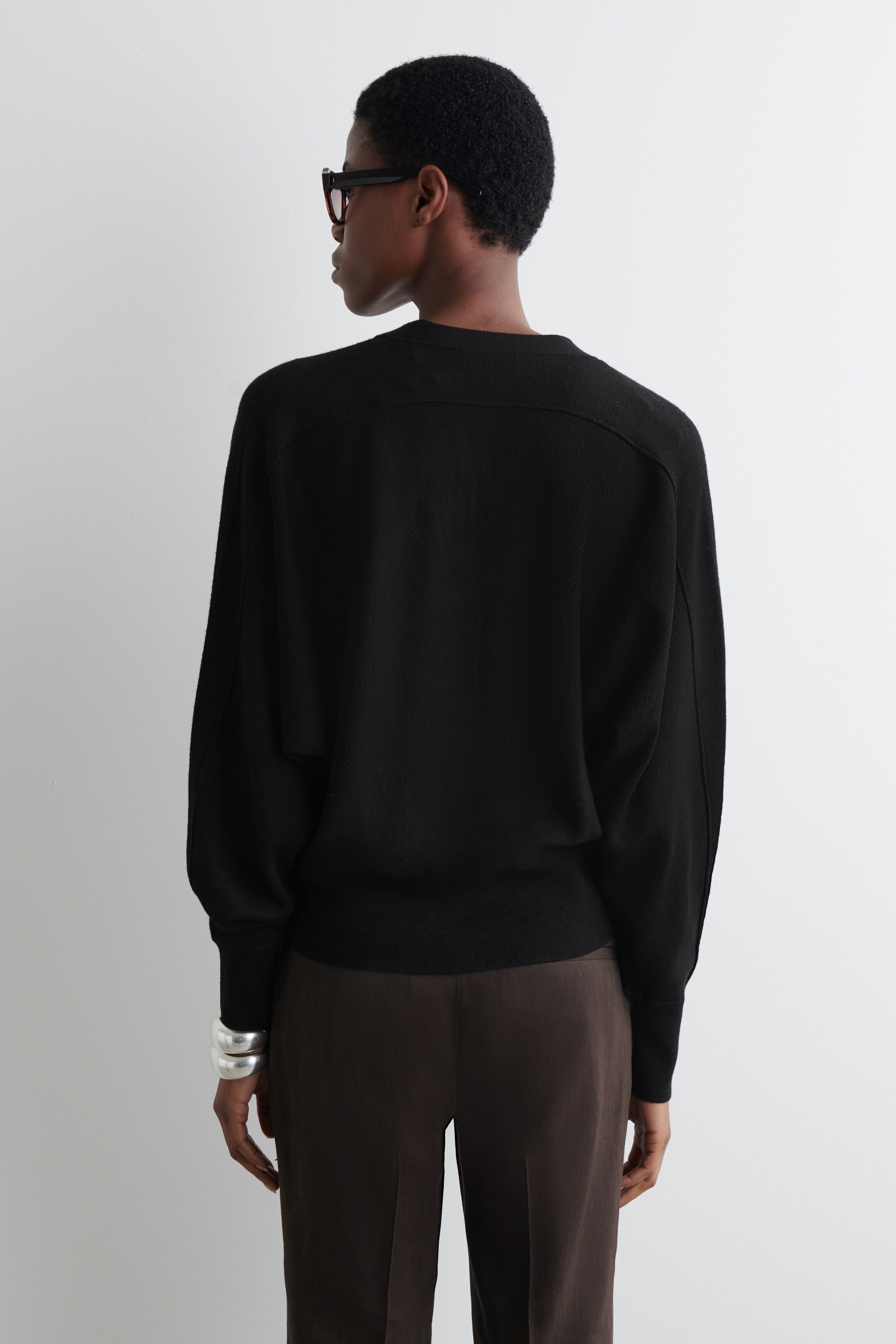 Ingrandisci l'immagine: BATWING-SLEEVE MERINO WOOL CARDIGAN - BLACK - DONNA | H&M CH 5