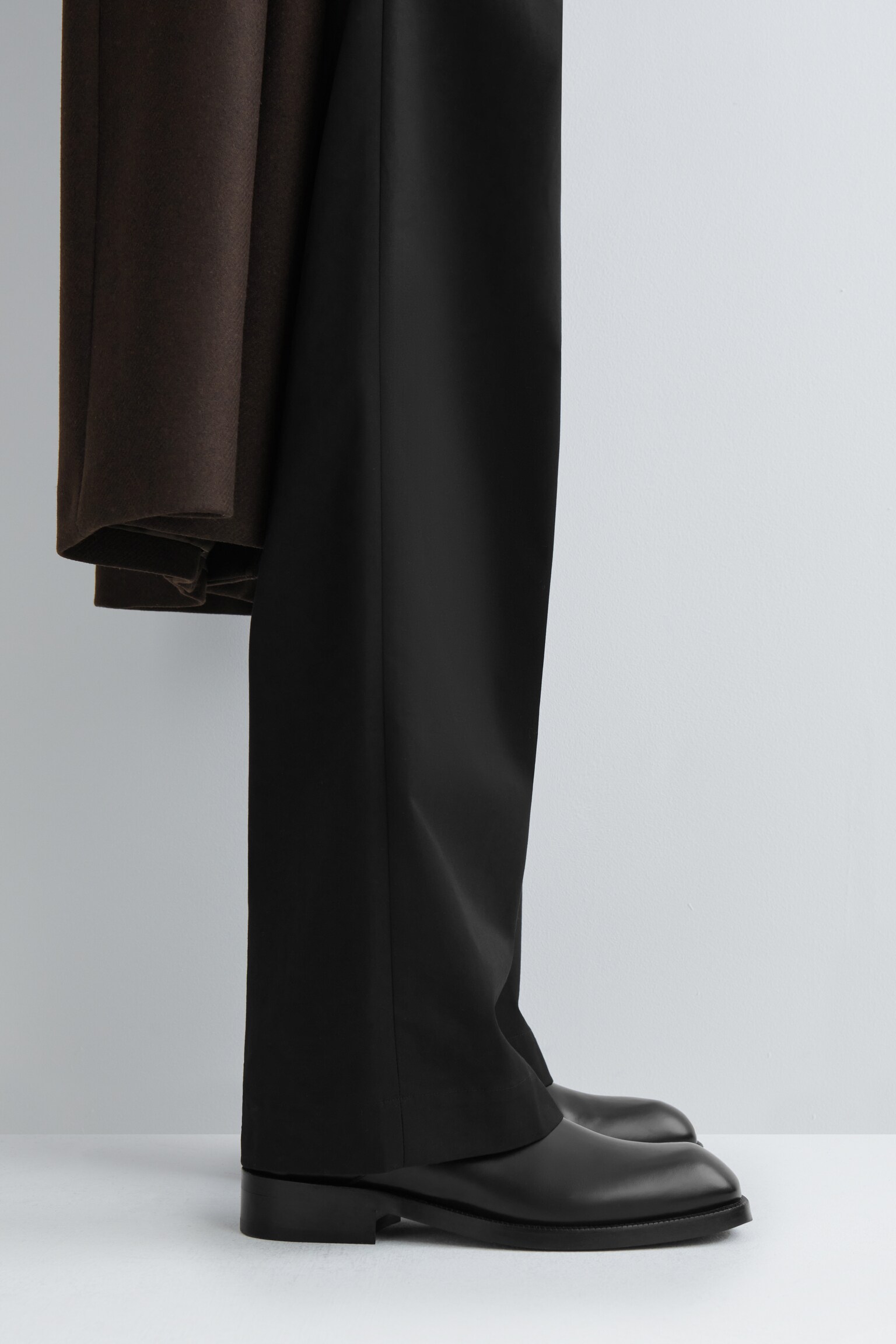 CHELSEA BOOTS EN CUIR À BOUT CARRÉ - NOIR/BLEU MARINE - 4