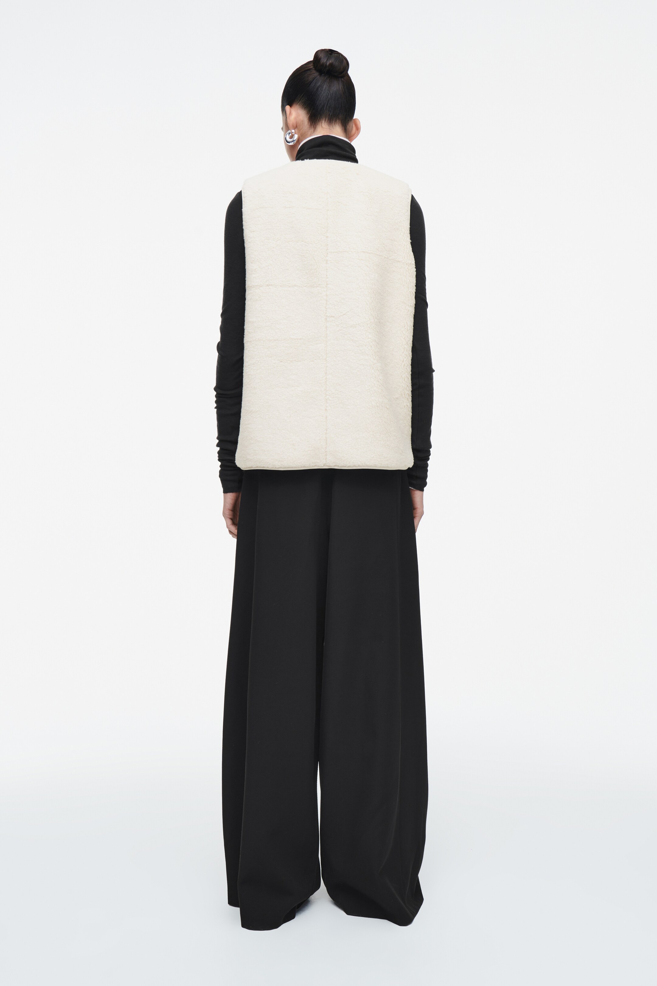 Größeres Bild ansehen: OVERSIZED-WESTE AUS KUNSTLAMMFELL - ELFENBEIN - Ladies | H&M DE 5