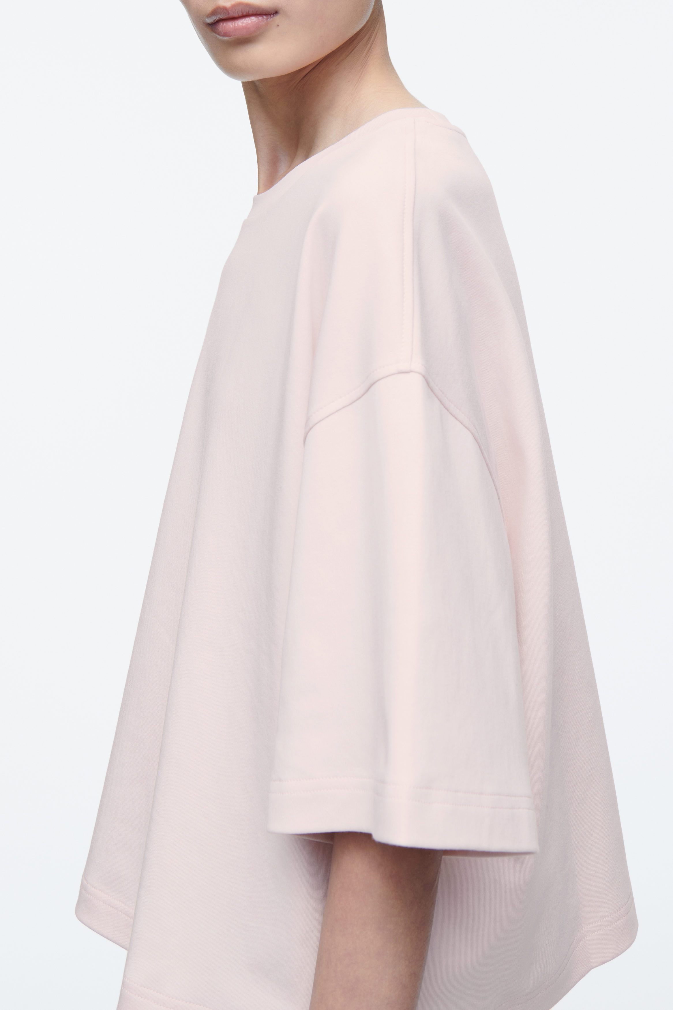 PUDEŁKOWY T-SHIRT OVERSIZE - JASNORÓŻOWY | COS