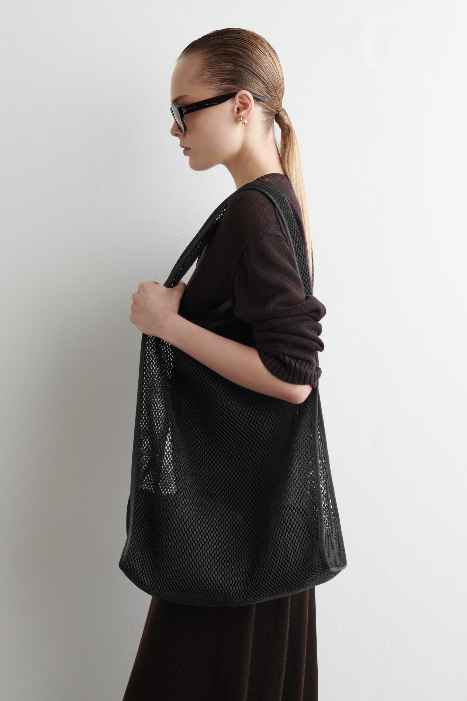 SLOUCHY TOTE BAG - MESH - BLACK