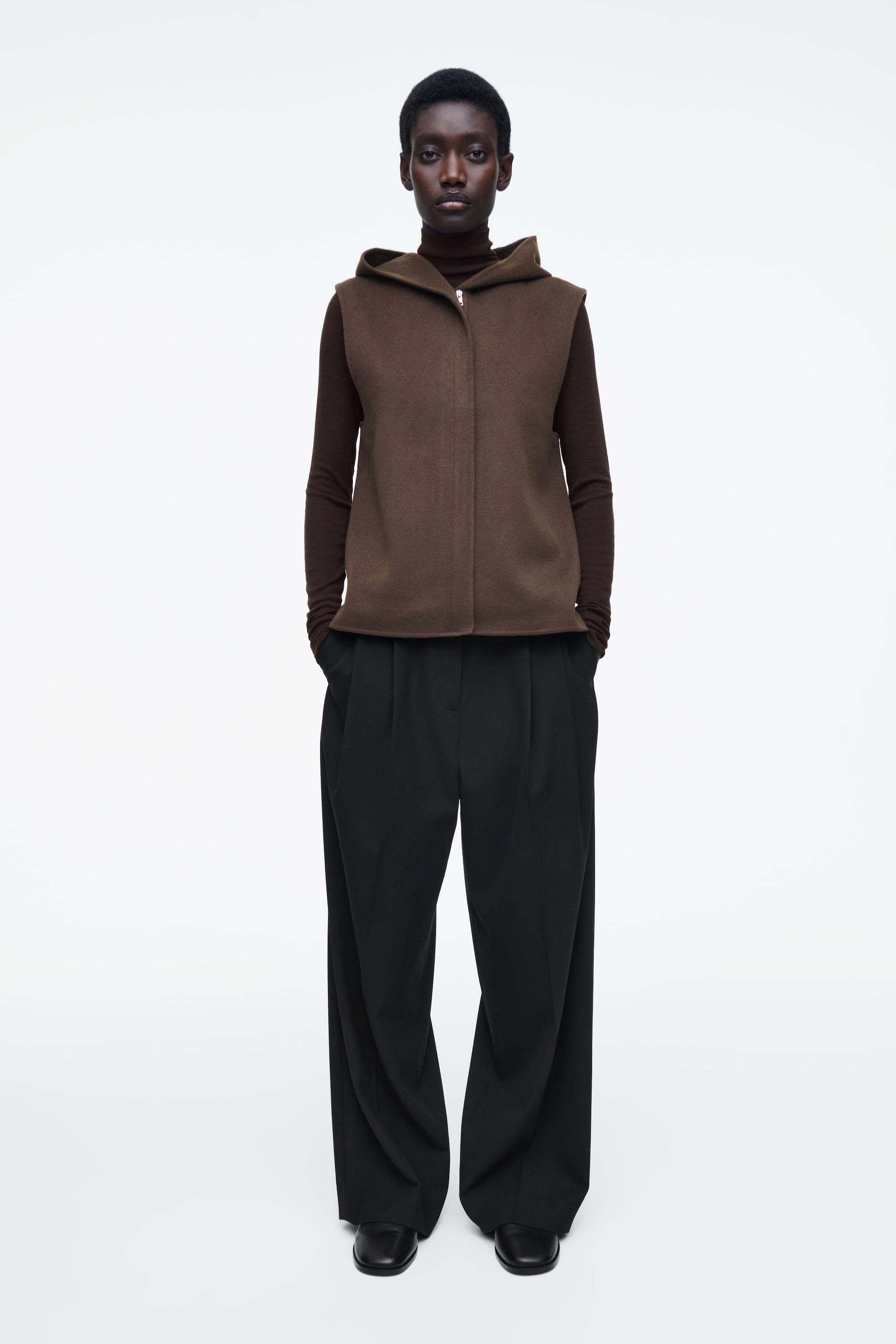 Grösseres Bild ansehen: DOUBLEFACE-WESTE MIT KAPUZE - BRAUN - DAMEN | H&M CH 2