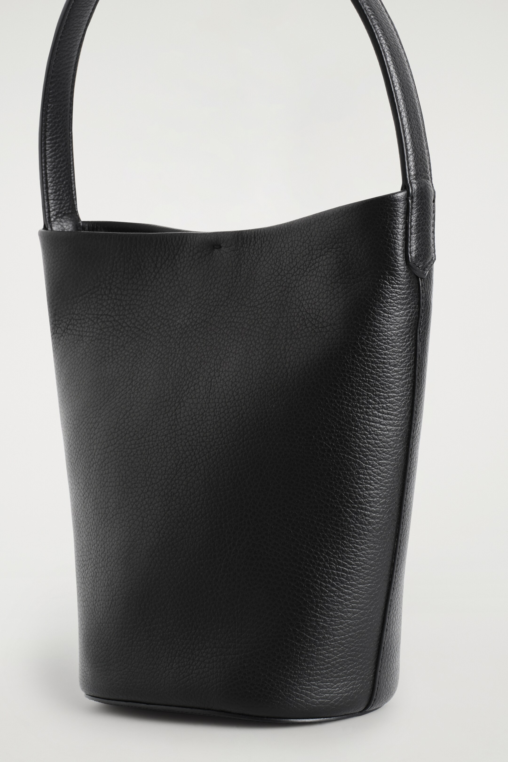 Visa större bild: PARADIGM MINI TOTEBAG I LÄDER - SVART - DAM | H&M SE 5