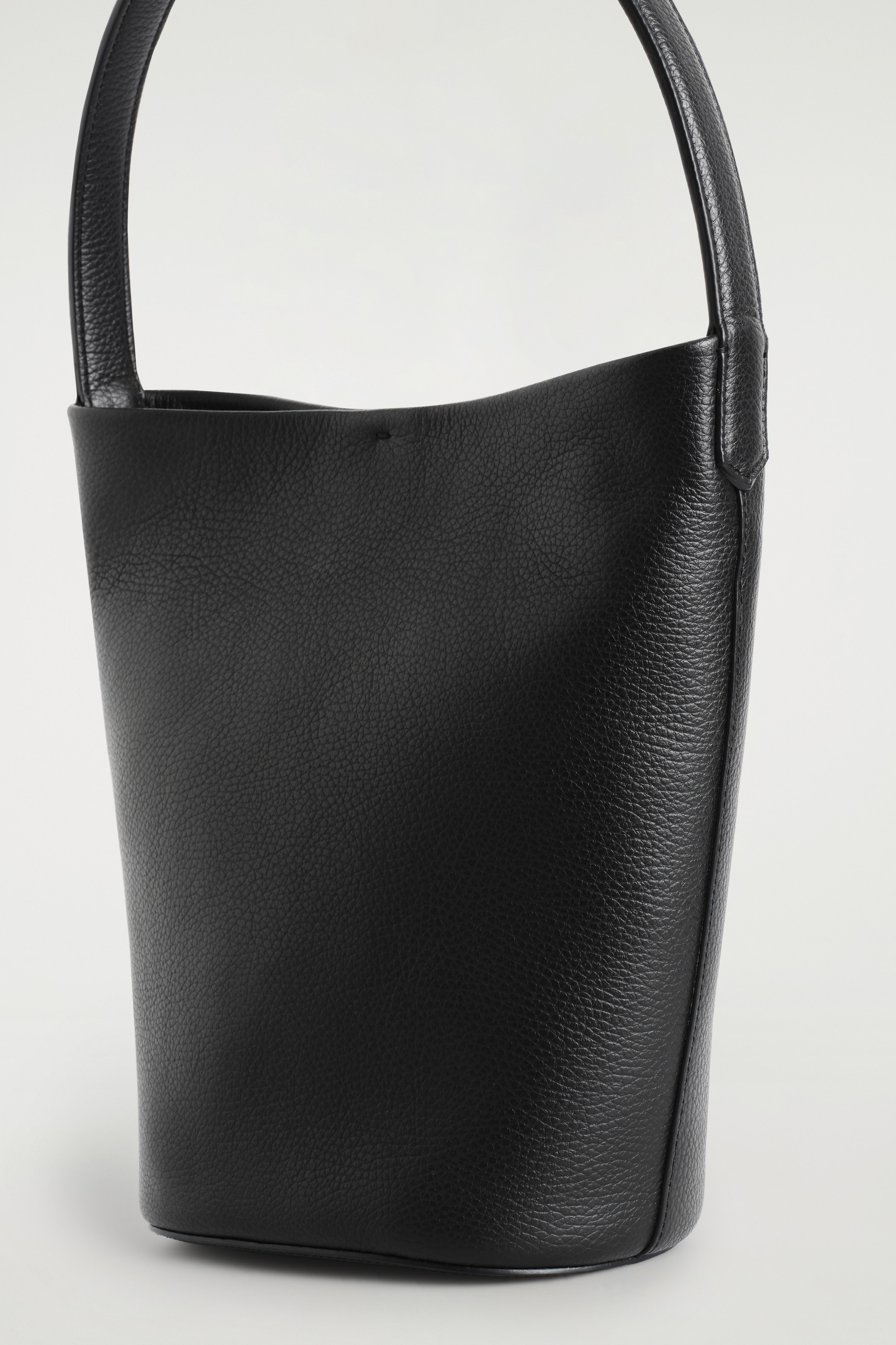 Zobacz większy obraz: MAŁA TOREBKA „PARADIGM” TYPU TOTE ZE SKÓRY - CZARNY - ONA | H&M PL 4
