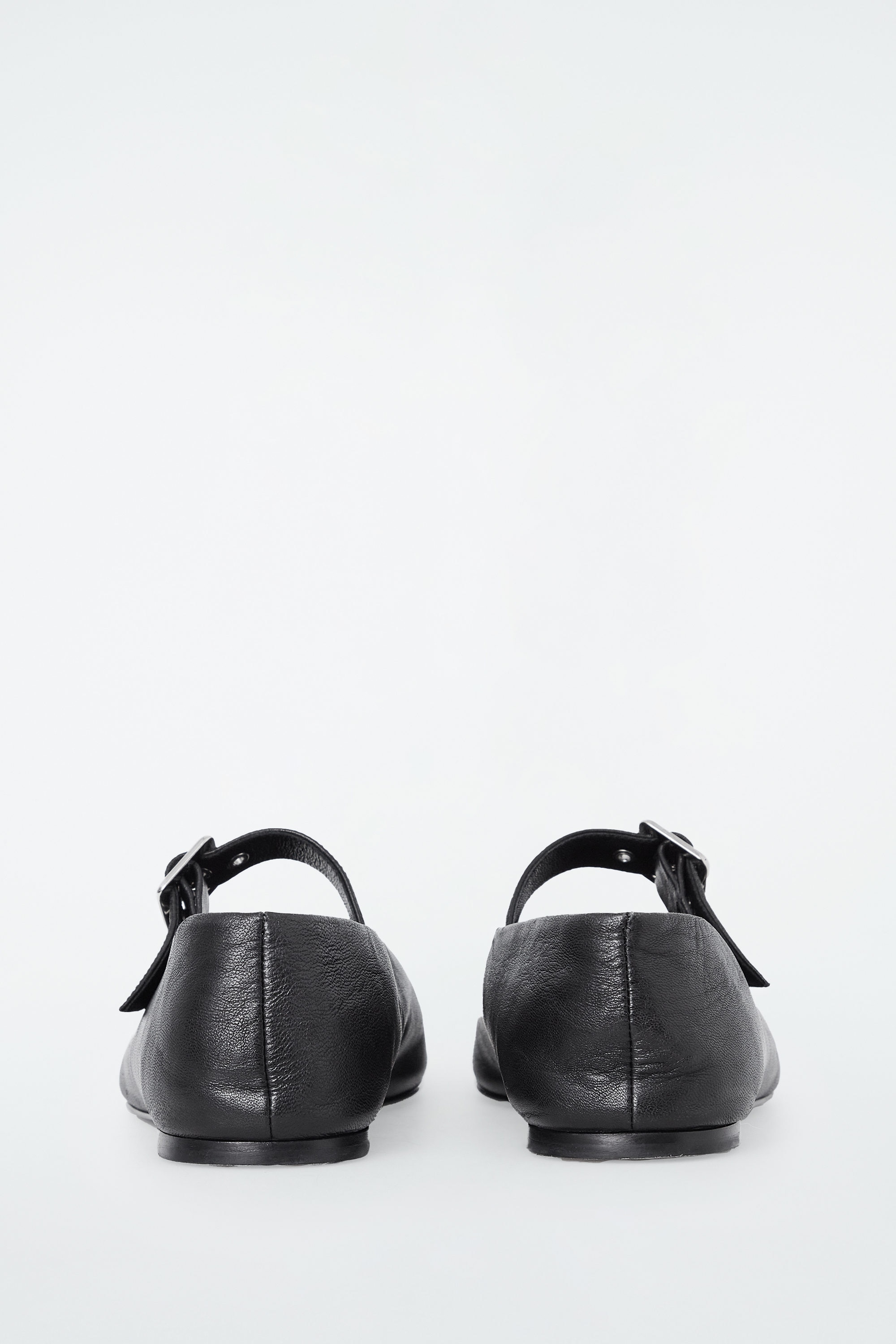 【COS】BUCKLED BALLET FLATS フラットシューズ レザー BUCKLED BALLET FLATS - BLACK | COS