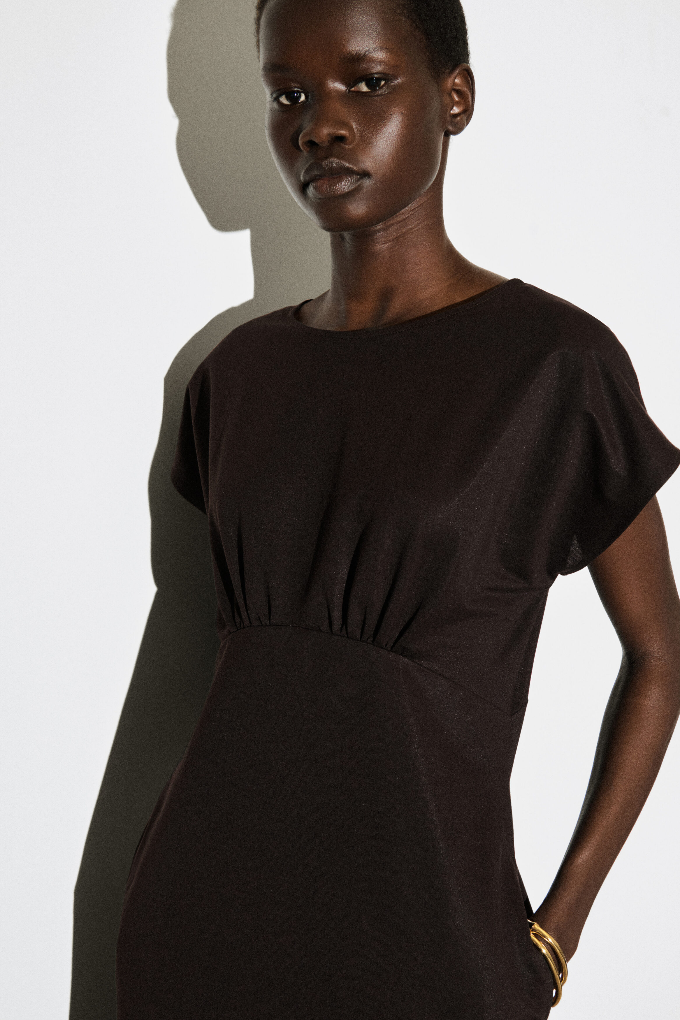 SCULPTED GATHERED JERSEY MIDI DRESS - BROWN | COS US