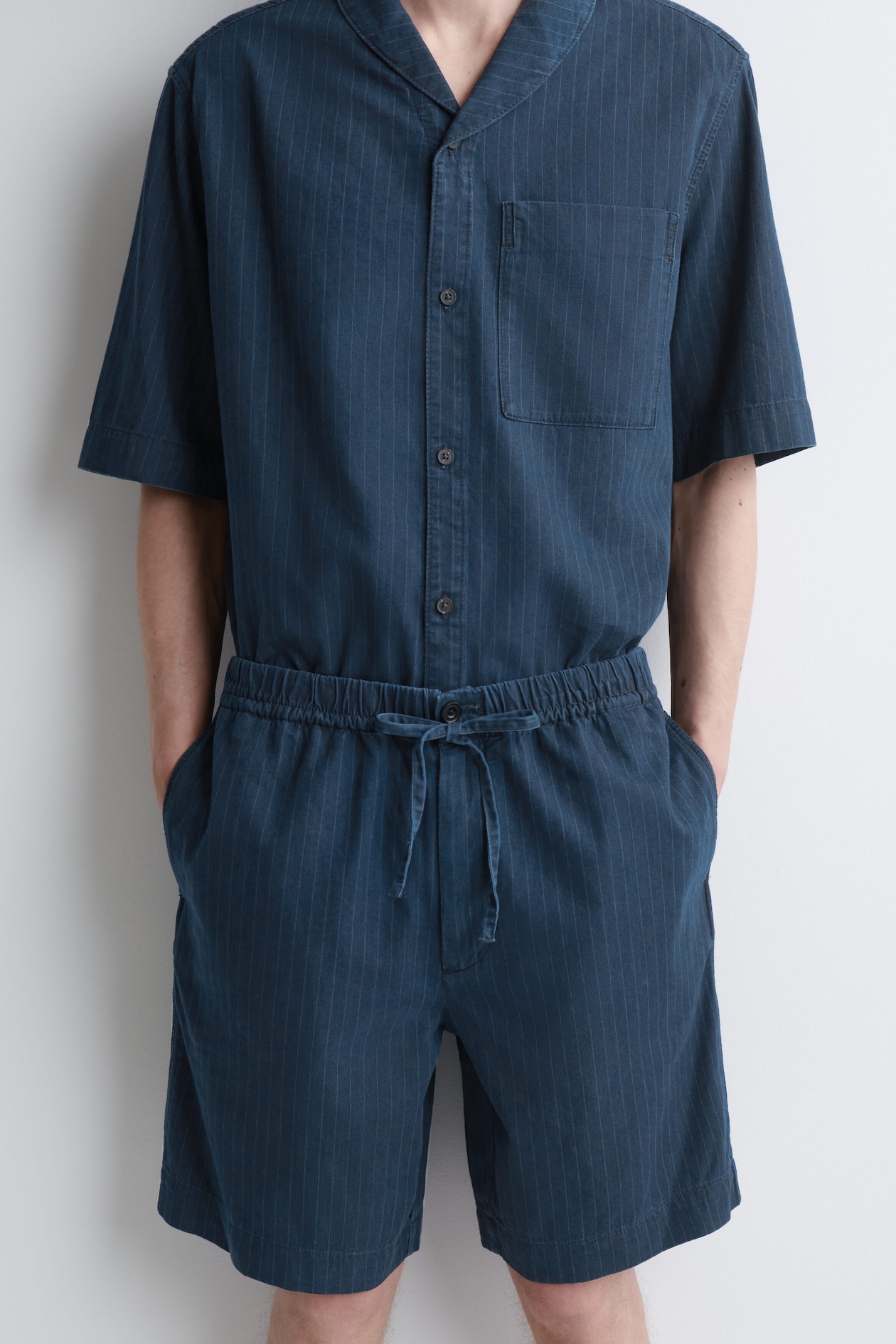 PINSTRIPED DENIM DRAWSTRING SHORTS — INDIGO / PINSTRIPED