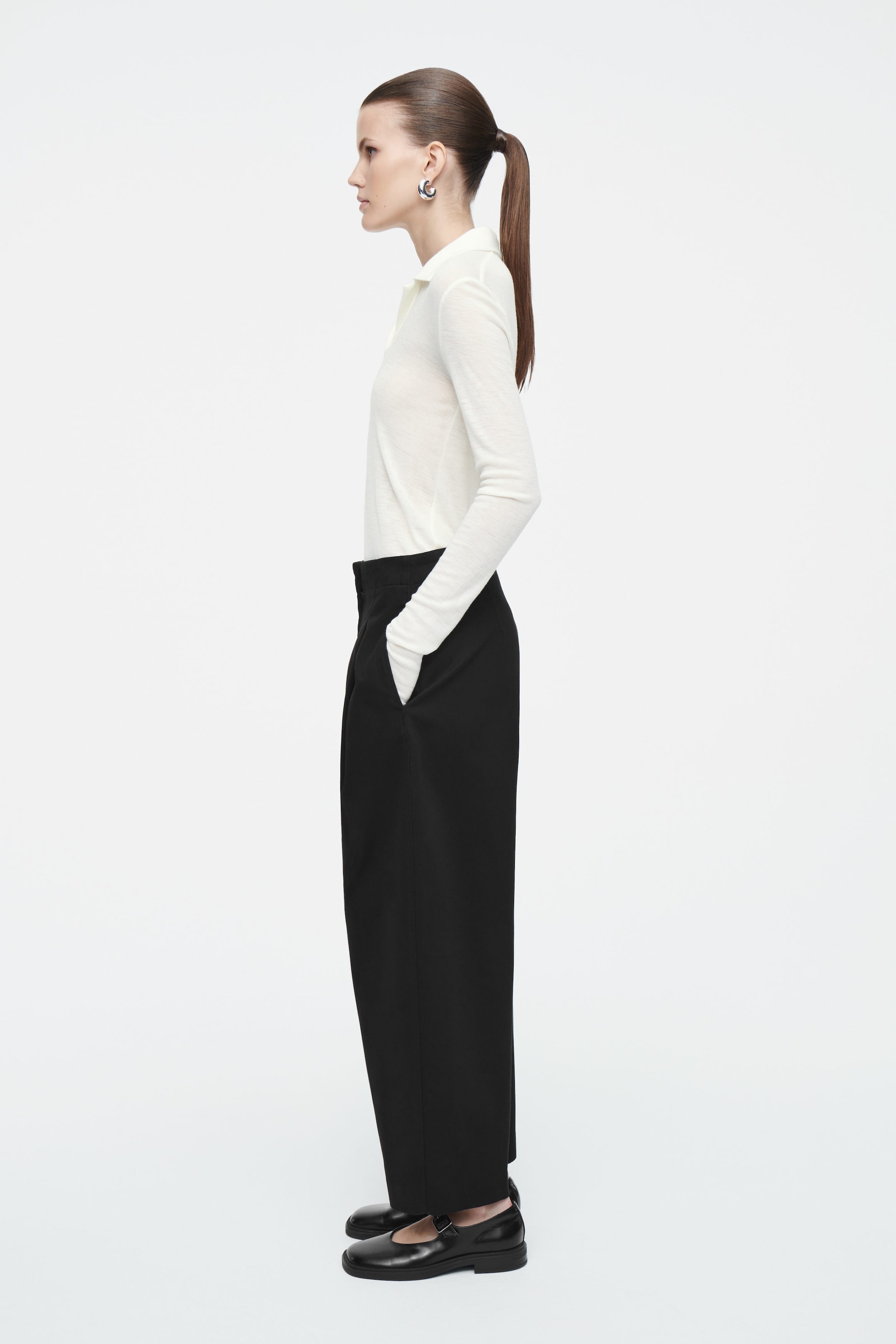 PLEATED BARREL-LEG CHINOS