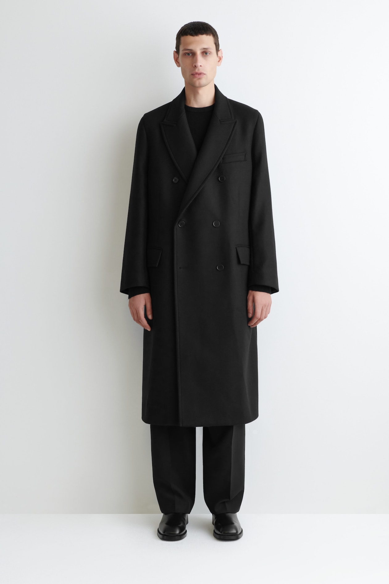 MANTEAU EN LAINE DOUBLE BOUTONNAGE - NOIR | COS FR
