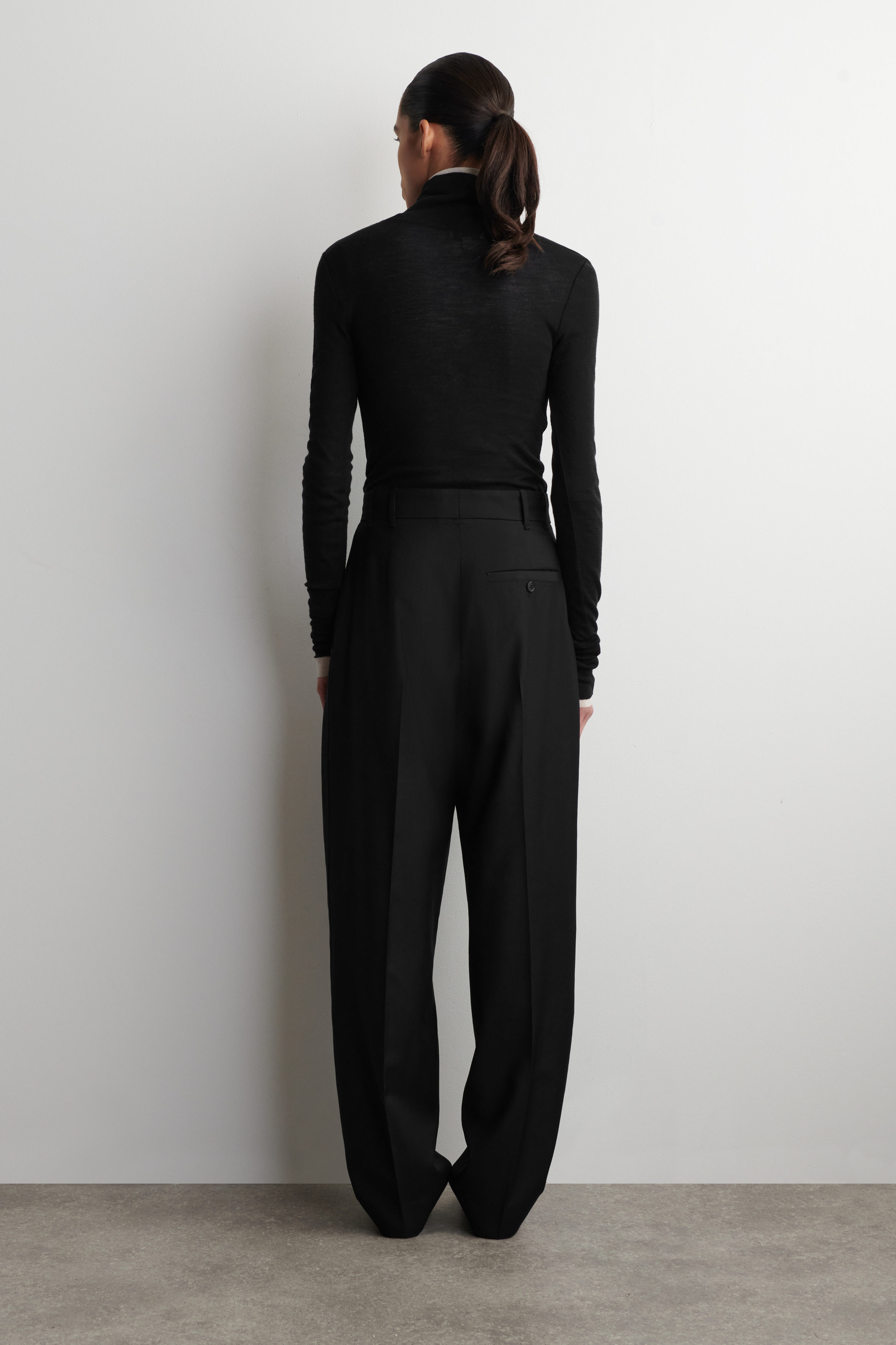 PANTALÓN DE PINZAS MEZCLA DE LANA - NEGRO | COS ES
