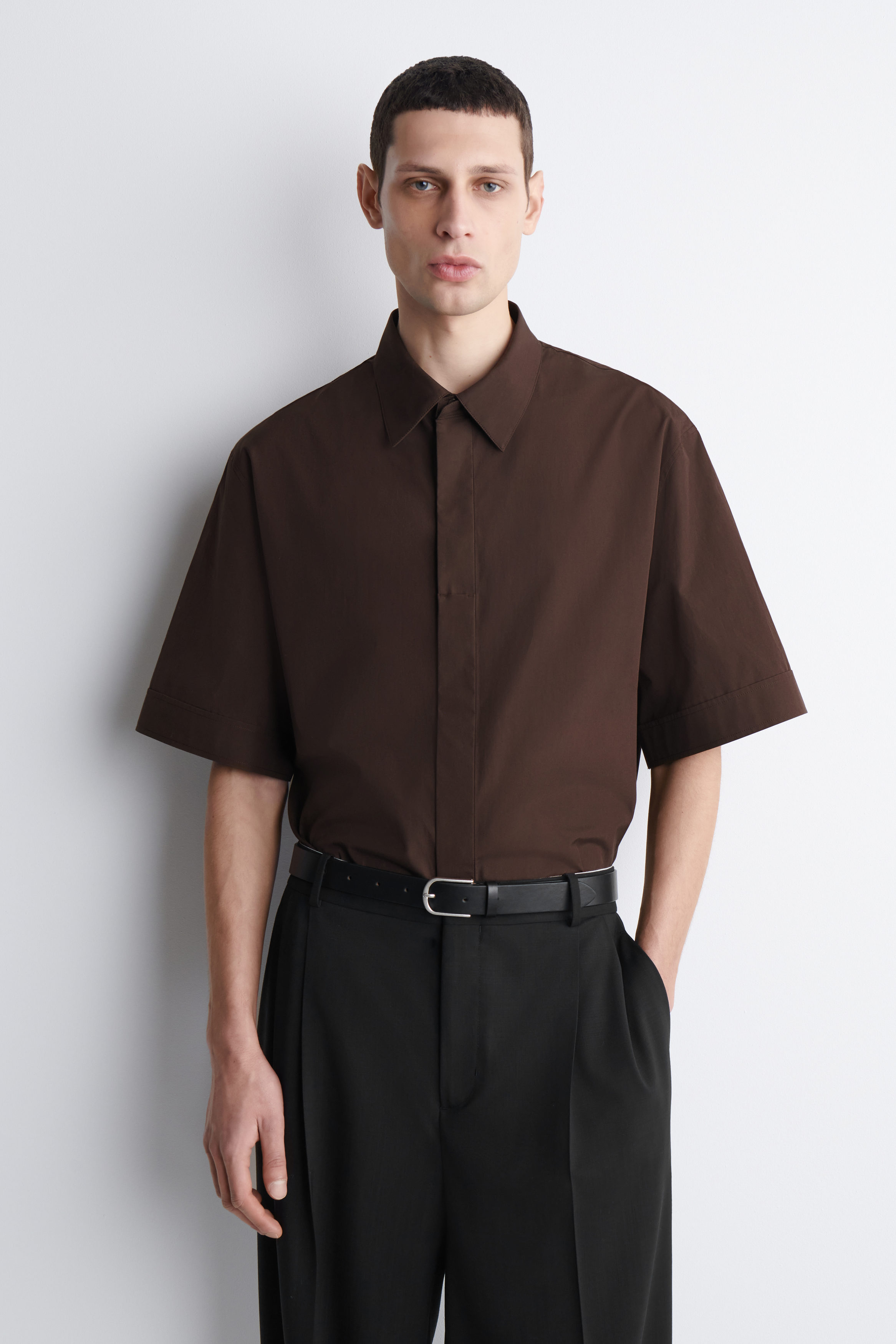 TAILORED SHORT-SLEEVED COTTON SHIRT - BITTER CHOCOLATE | COS US