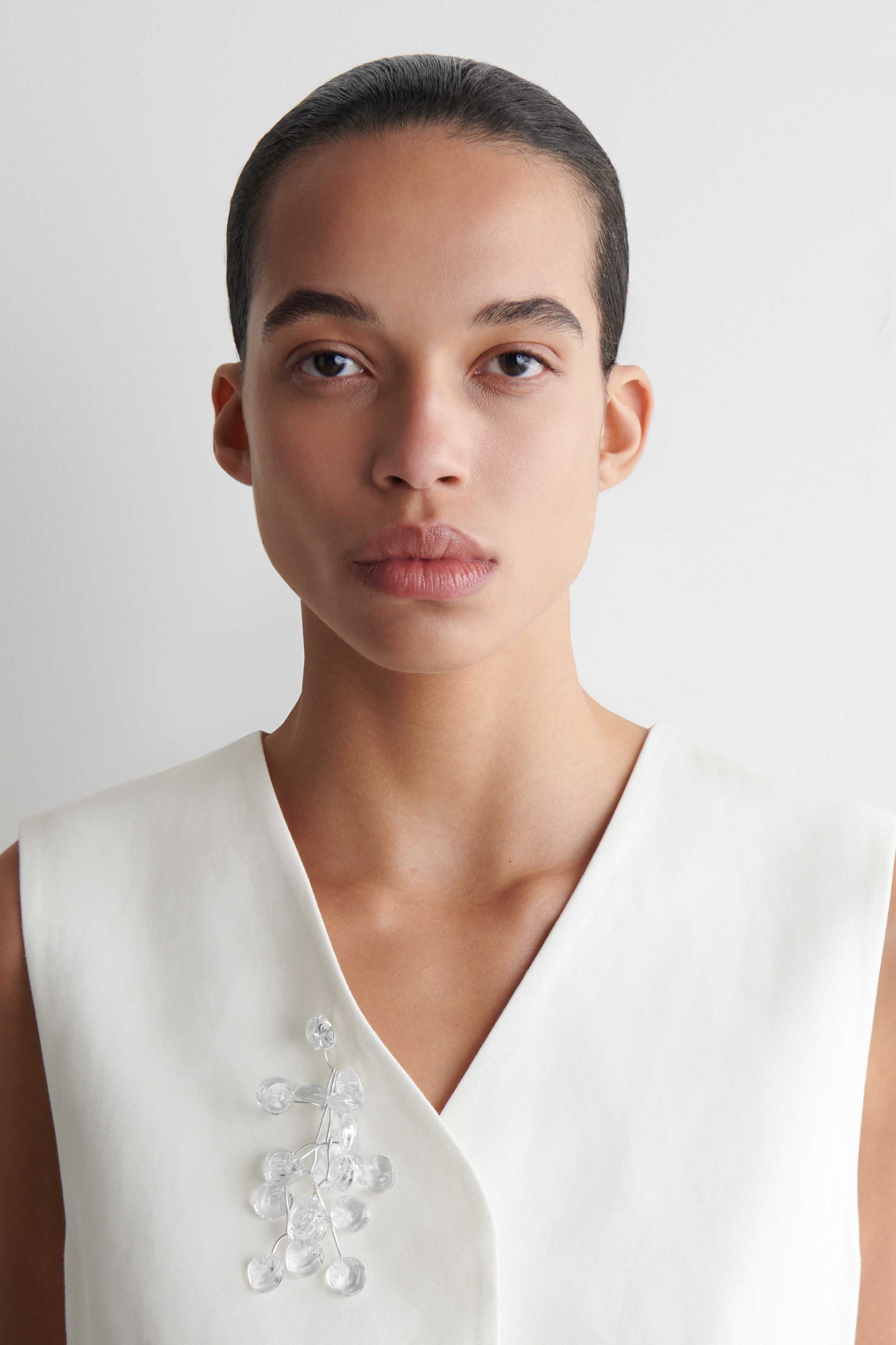 Zobrazit větší obrázek: KASKÁDOVÁ BROŽ - STŘÍBRNÁ - ŽENY | H&M CZ 1