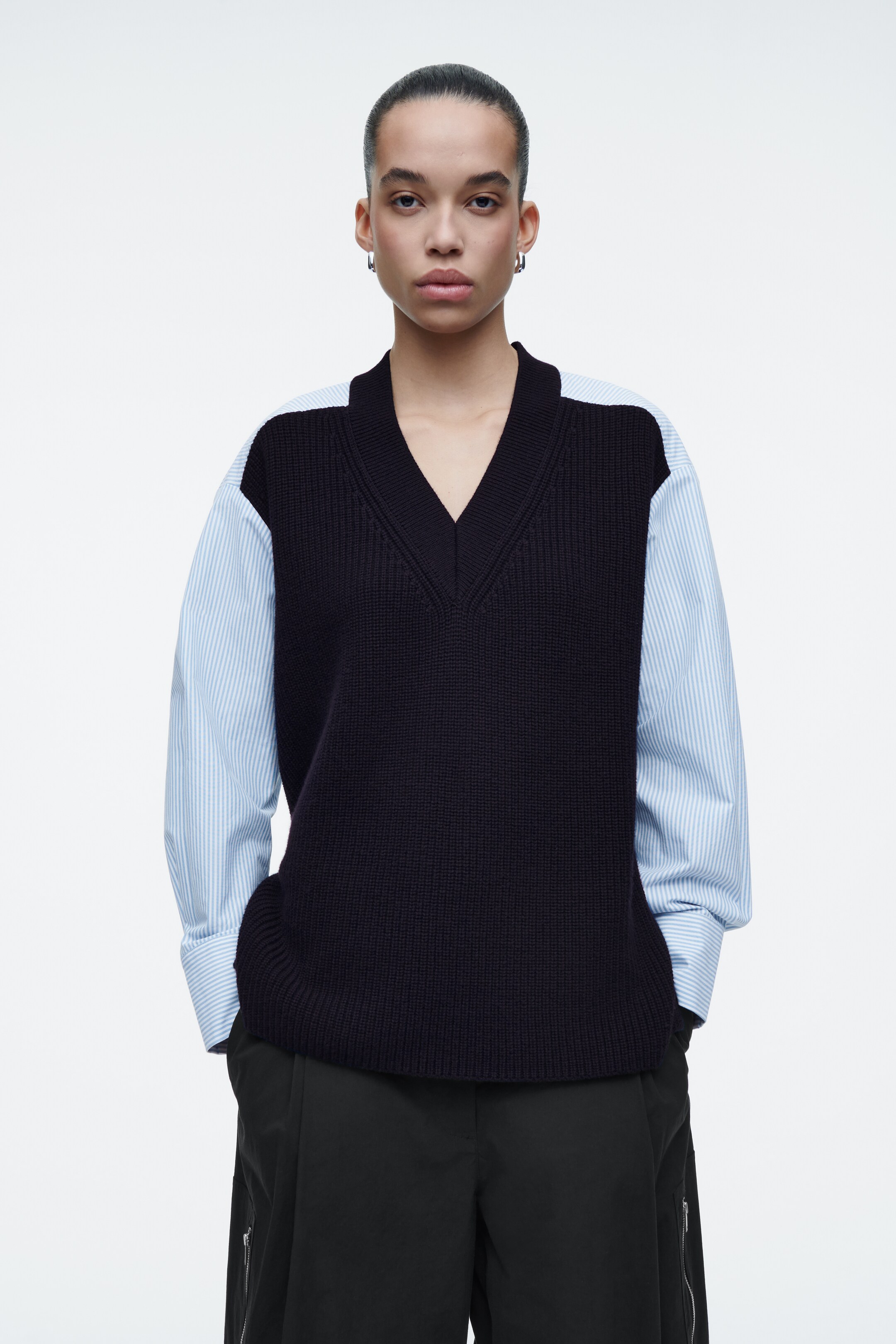 Grotere afbeelding bekijken: GEDECONSTRUEERDE POPLIN-PANELEN WOLLEN TRUI - MARINE / GESTREEPT - DAMES | H&M BE 1