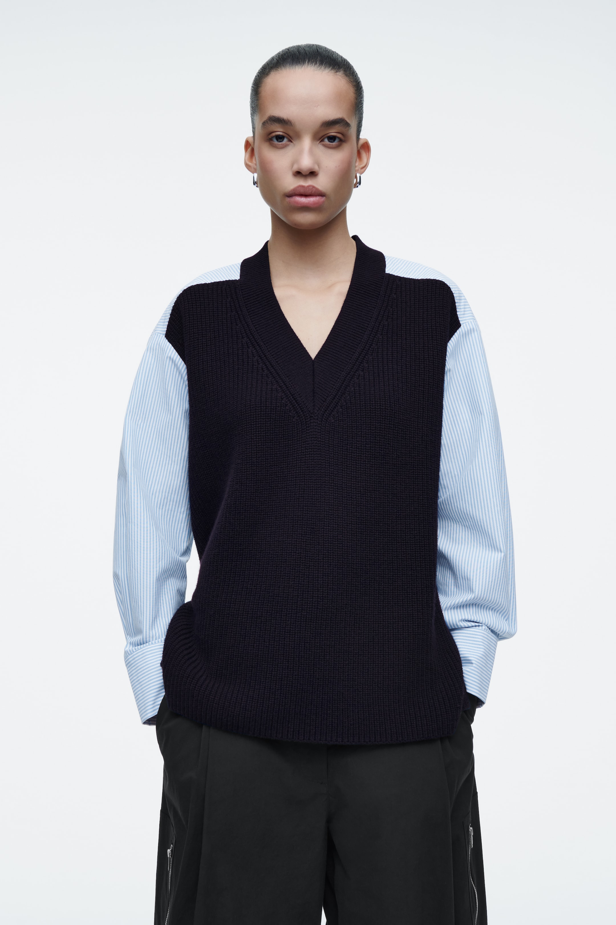 Grösseres Bild ansehen: DEKONSTRUIERTER WOLLPULLOVER MIT POPELINE - NAVYBLAU/GESTREIFT - DAMEN | H&M CH 1