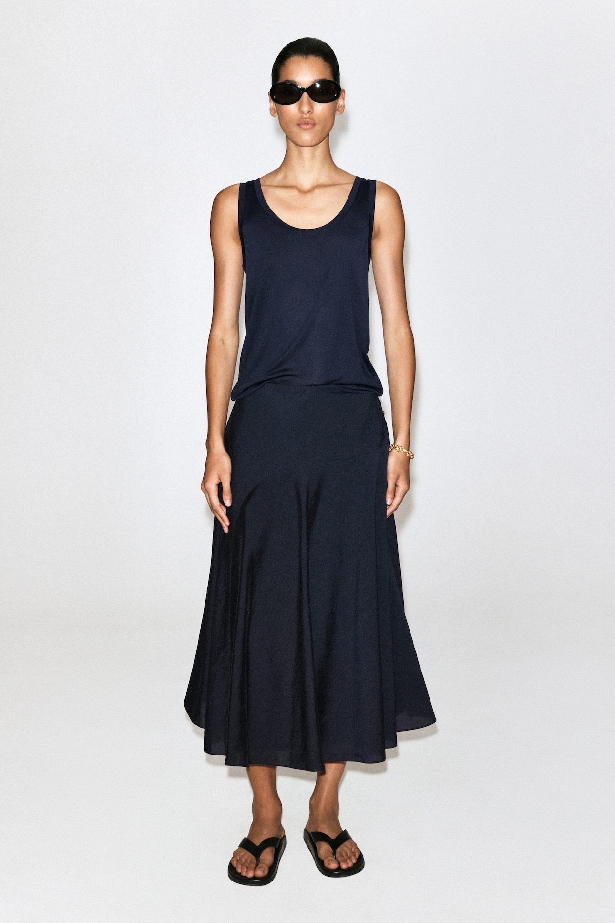 BUTTON-DETAIL FLUID MIDI SKIRT — NAVY