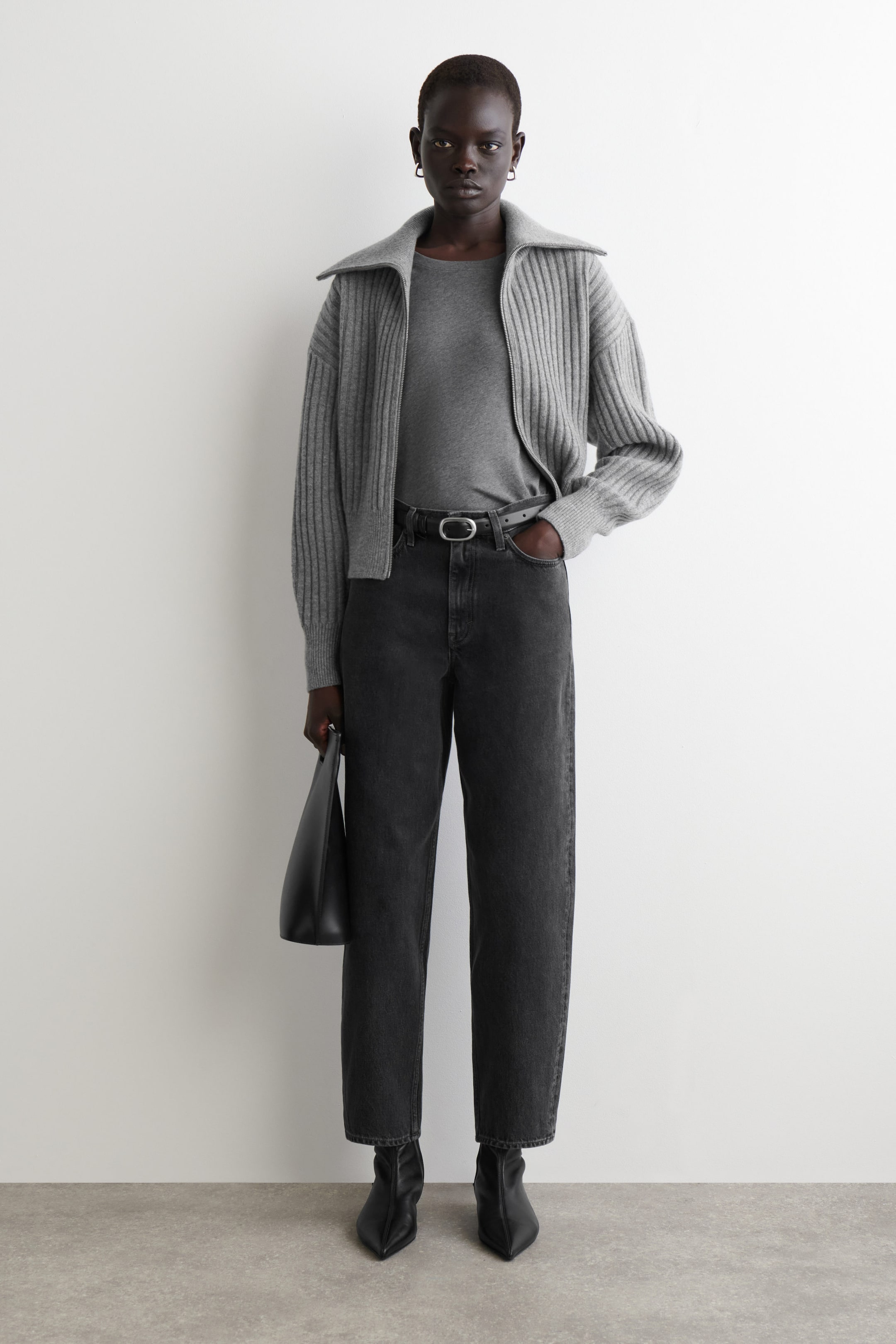 ARCH TAPERED JEANS