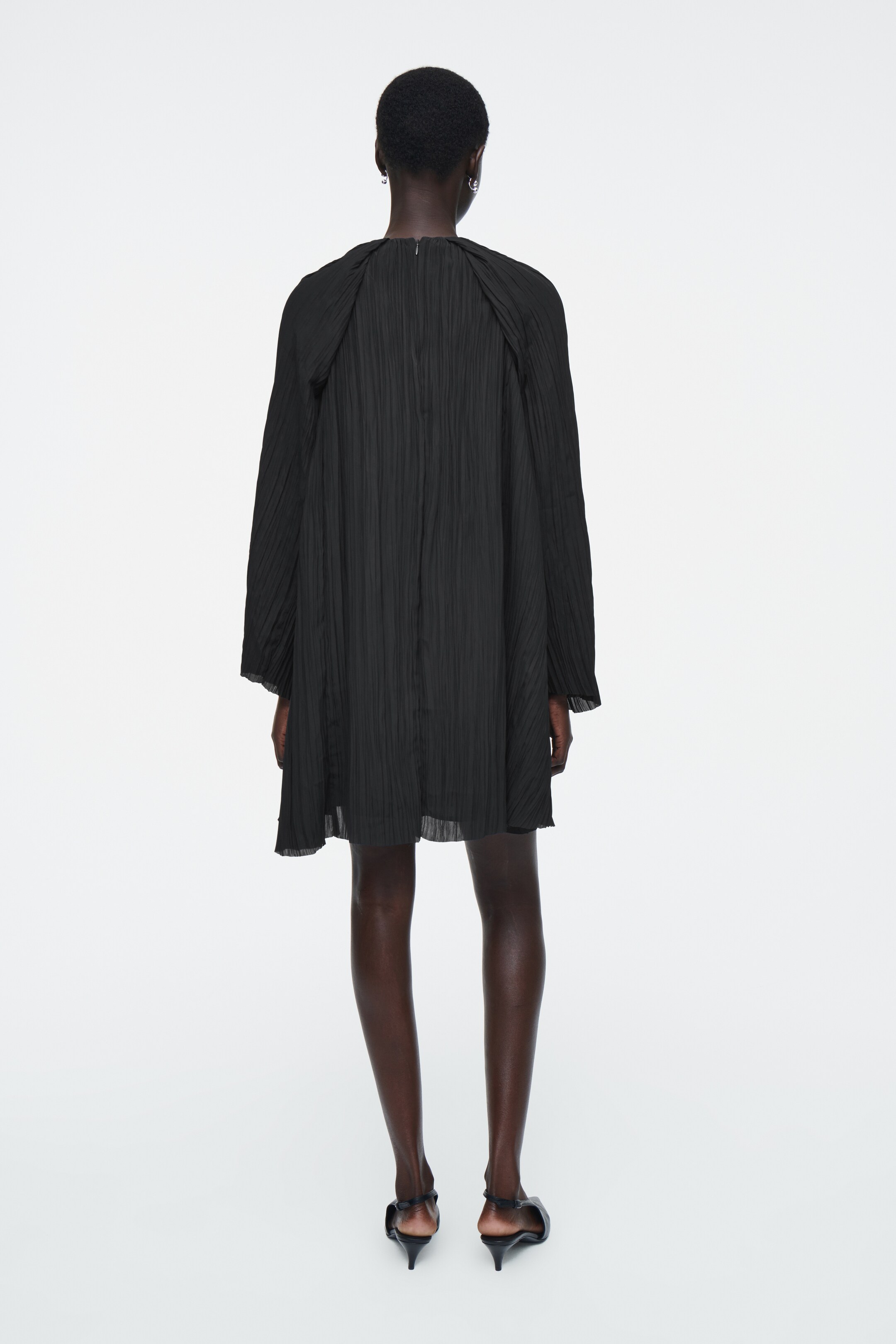 Zobacz większy obraz: PLISOWANA SUKIENKA MINI - CZARNY - ONA | H&M PL 3