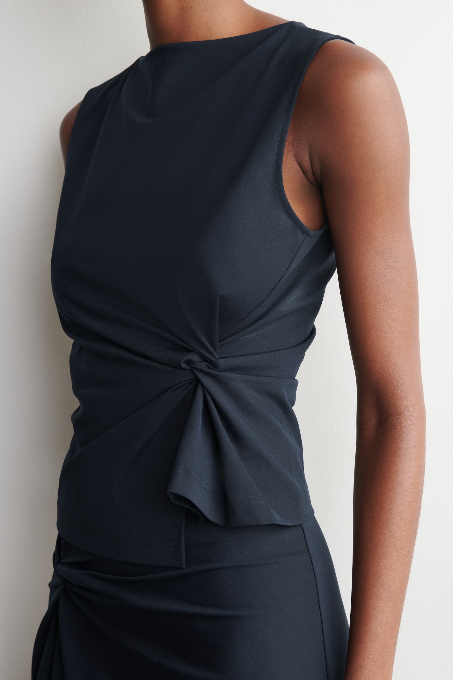 TWIST-DETAIL JERSEY TOP - כחול כהה/חום כהה - 4