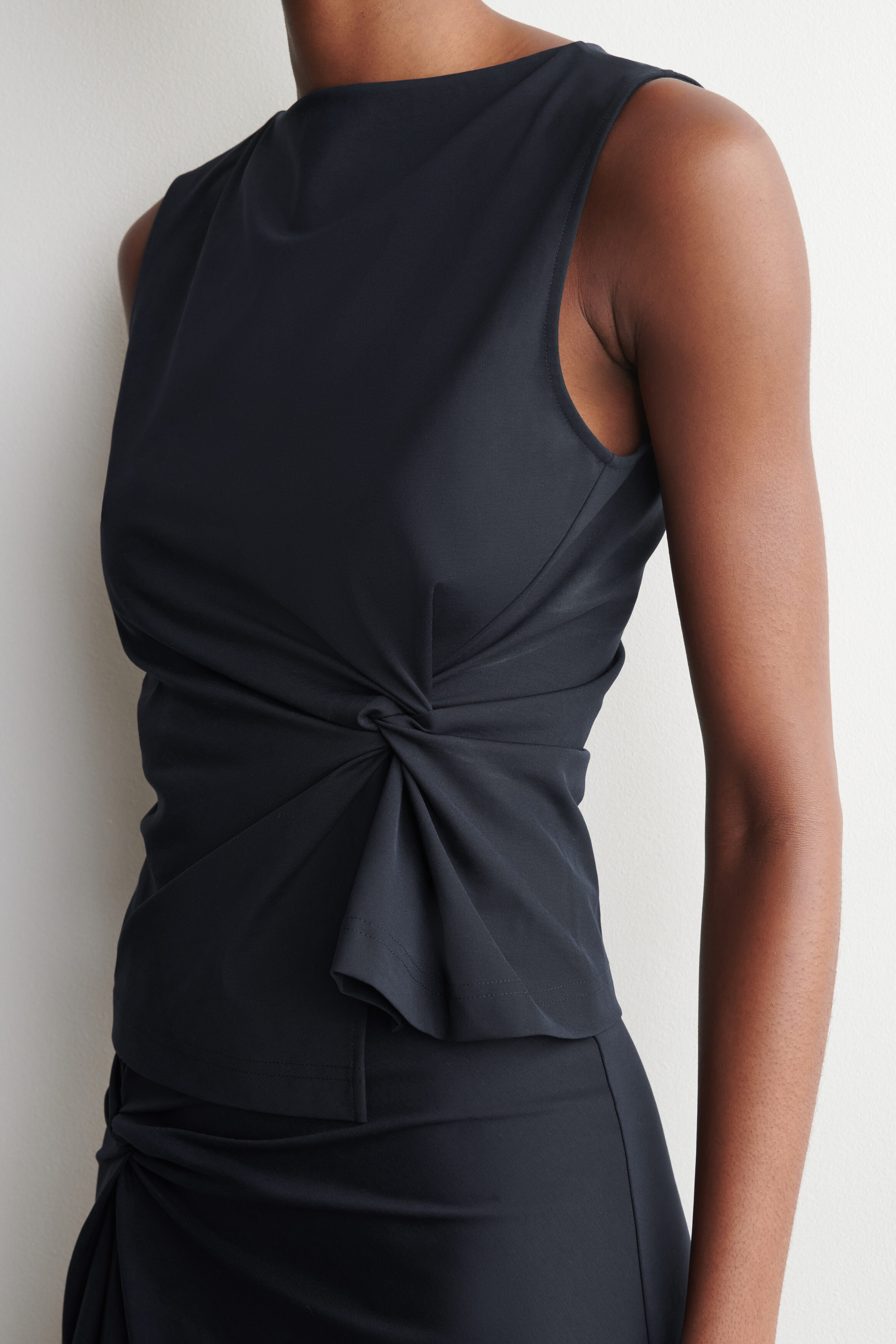 トップス COYSEIO TWISTED SLEEVELESS DARK NAVY TWISTED SLEEVELESS DARK NAVY - coyseio