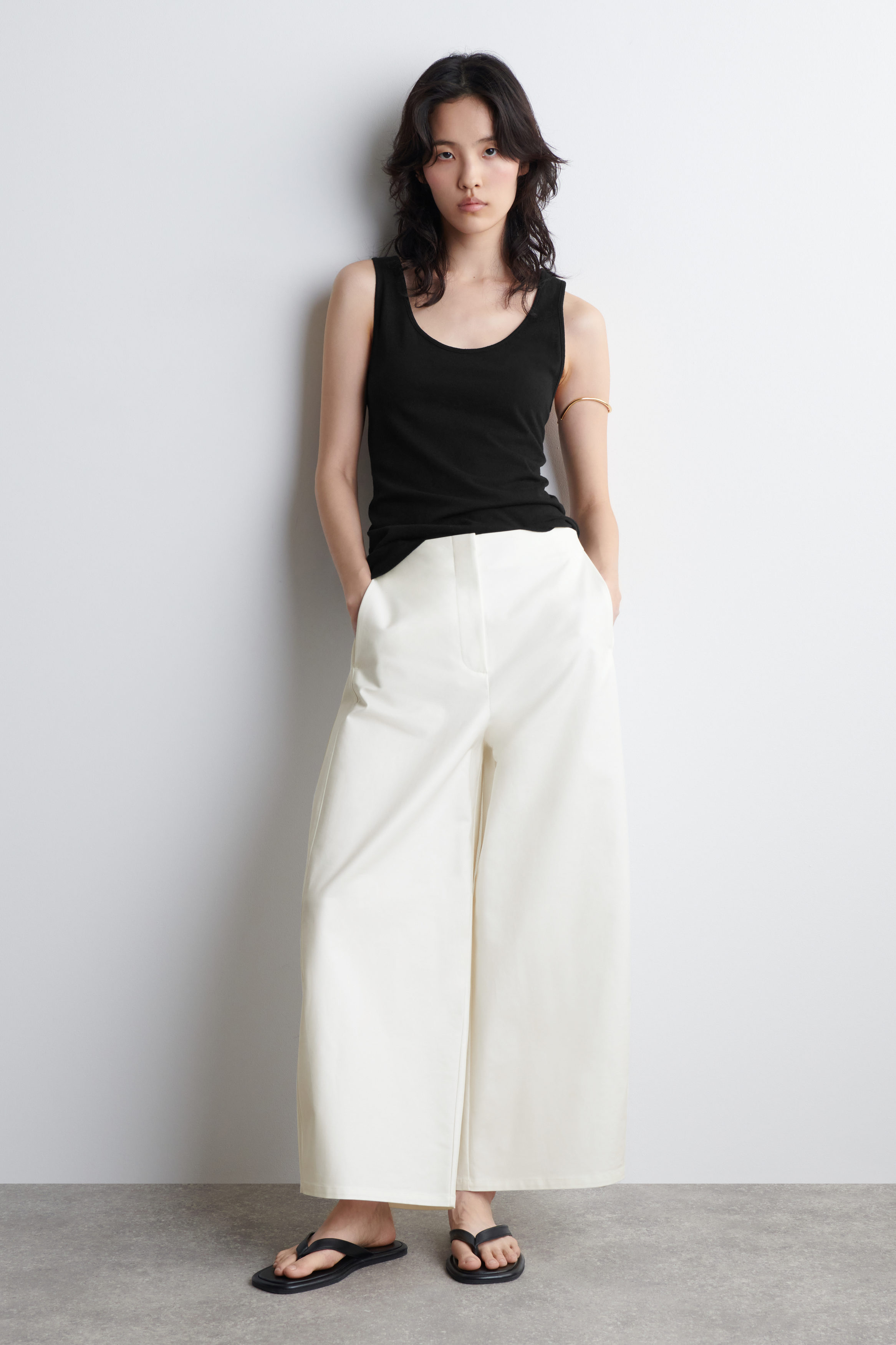 CROPPED BARREL-LEG COTTON PANTS - WHITE | COS