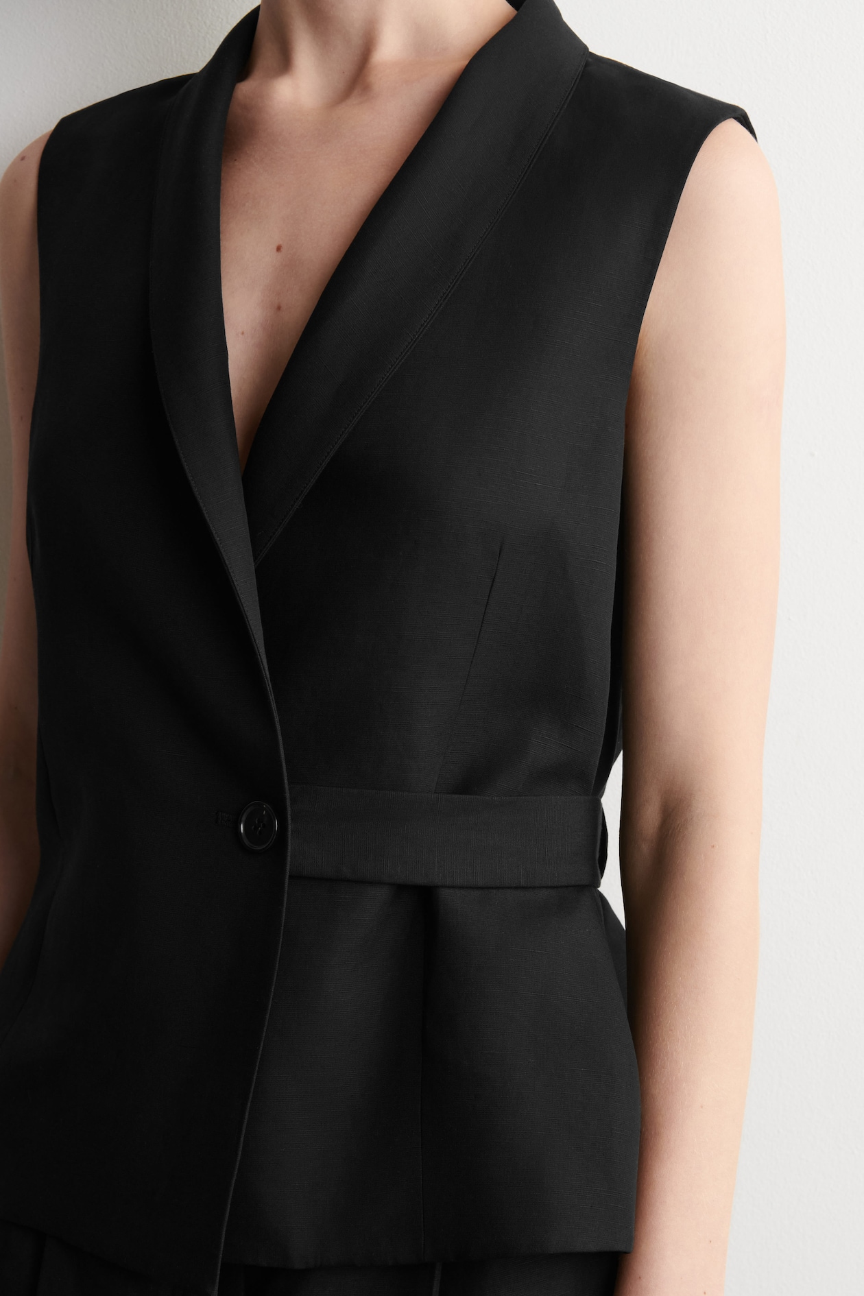 SHAWL-COLLAR BELTED LINEN-BLEND WAISTCOAT — BLACK