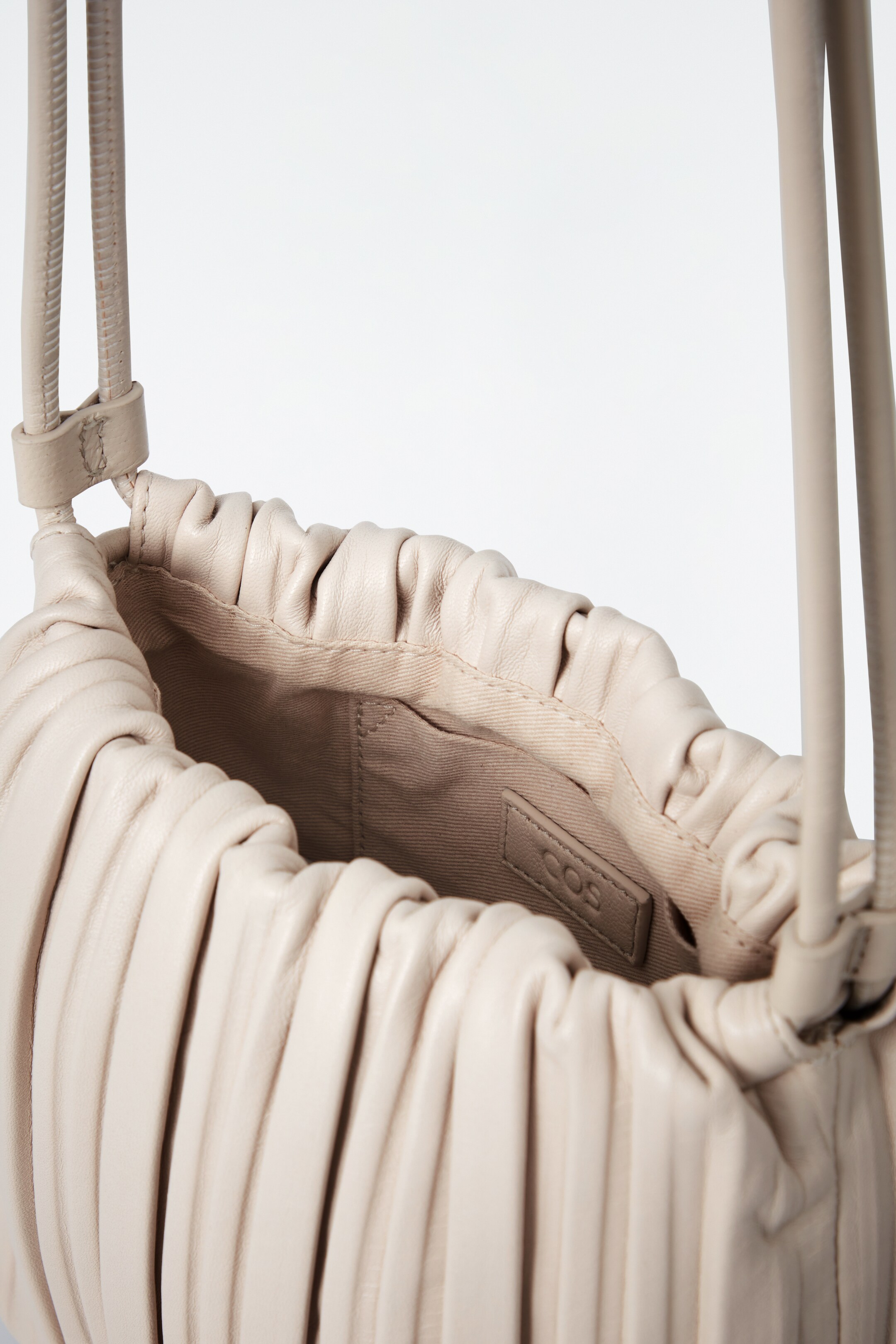 Agrandir l'image: SAC BANDOULIÈRE SCALLOP - CUIR - IVOIRE - FEMME | H&M CH 3