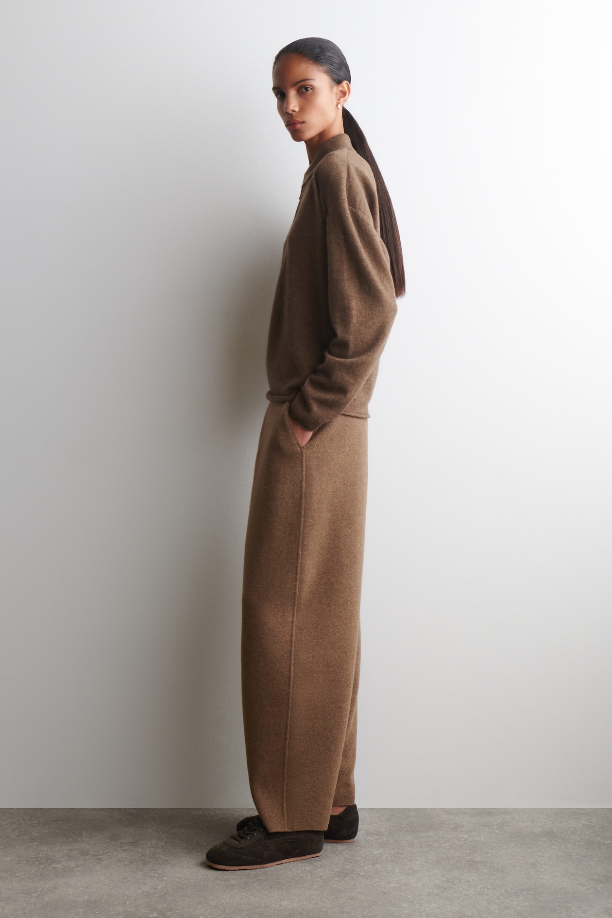 MERINO WOOL BARREL-LEG TROUSERS — BROWN MÉLANGE