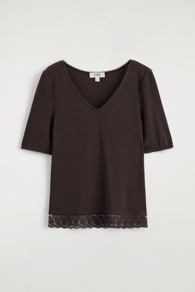 GERIPPTES T-SHIRT MIT V-AUSSCHNITT UND SPITZE - DUNKELBRAUN/WEISS - 1