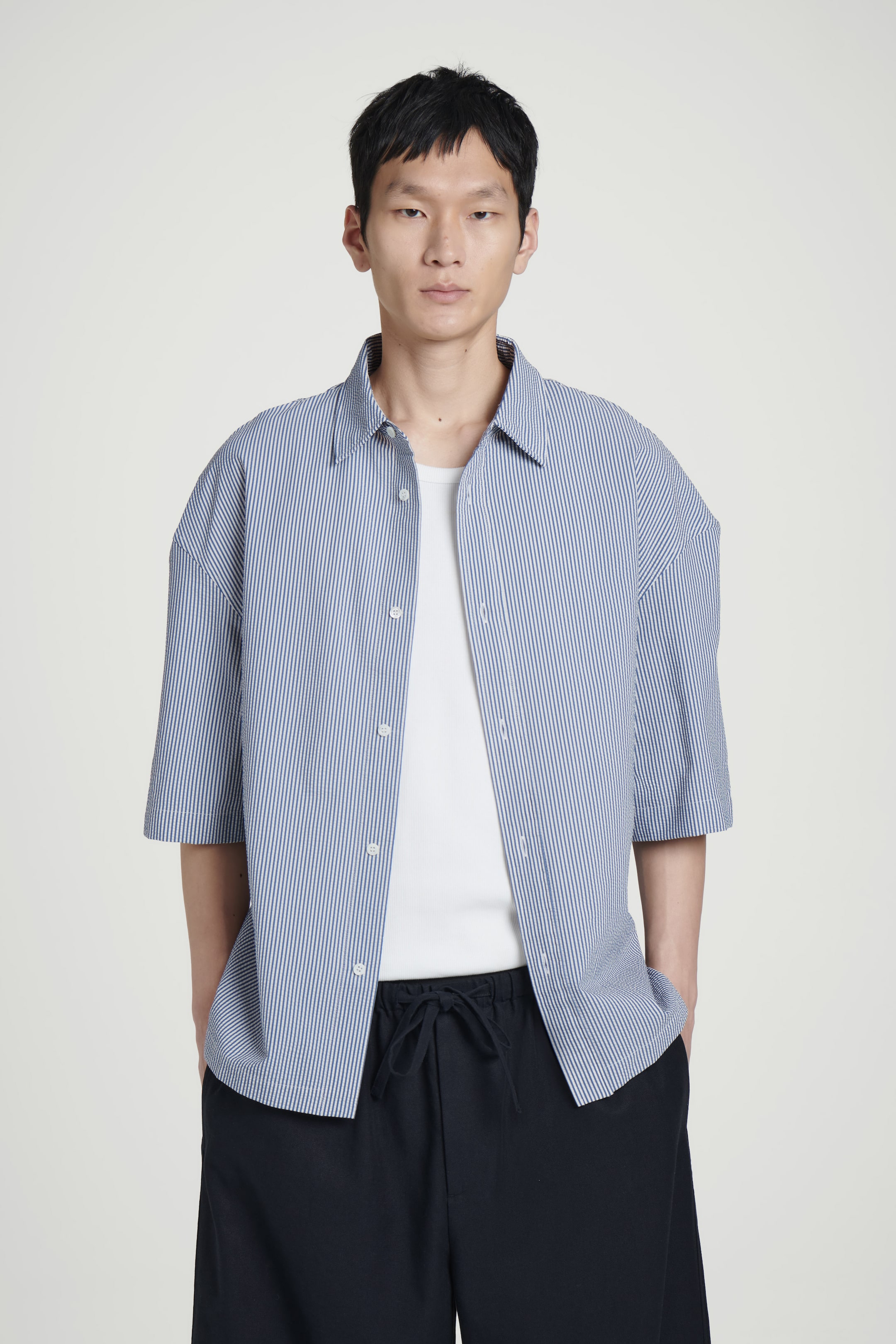 Grösseres Bild ansehen: KASTENFÖRMIGES KURZARMHEMD AUS BAUMWOLLE - BLAU/WEISS/GESTREIFT - HERREN | H&M CH 1