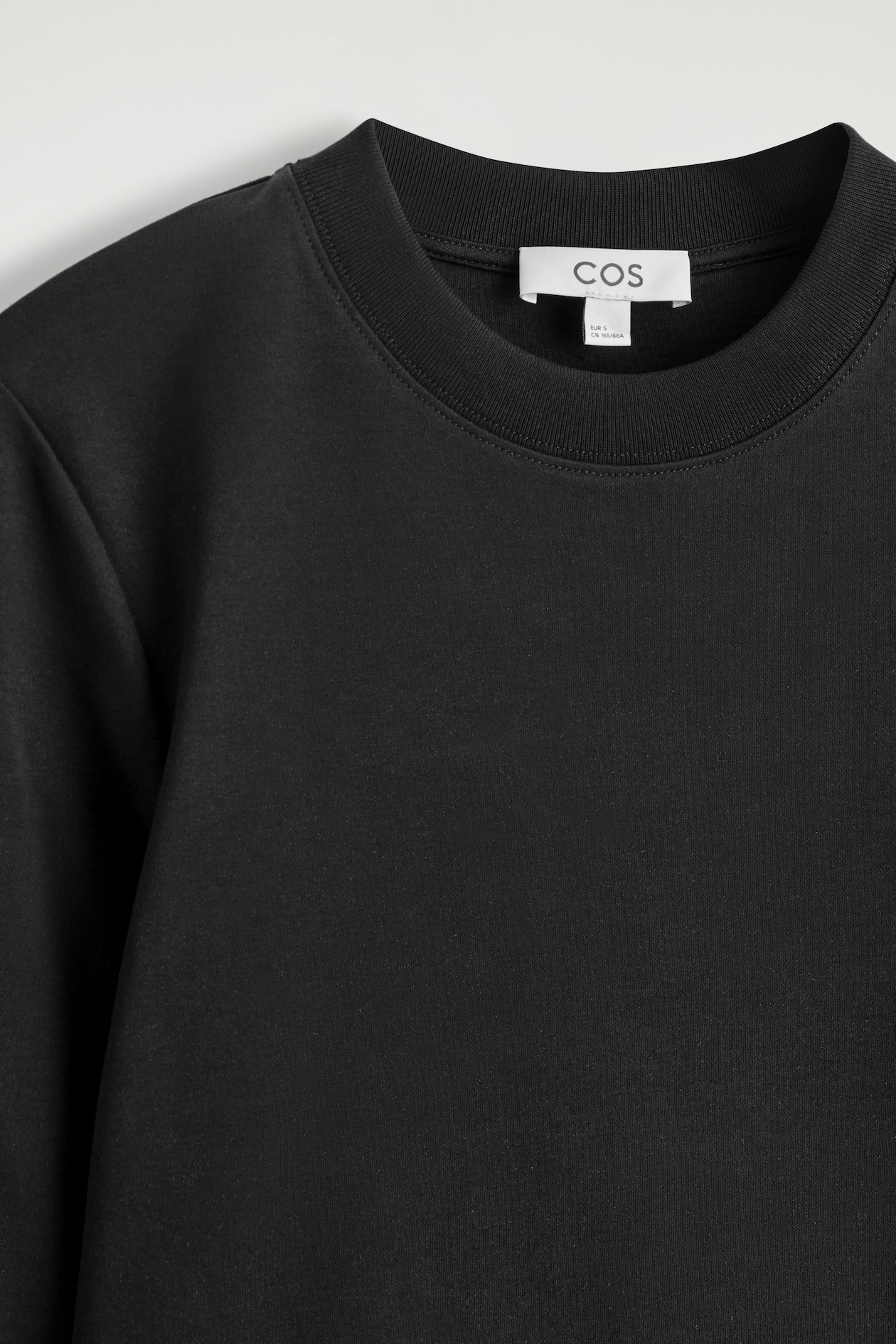 CLEAN CUT LONG-SLEEVED T-SHIRT — BLACK