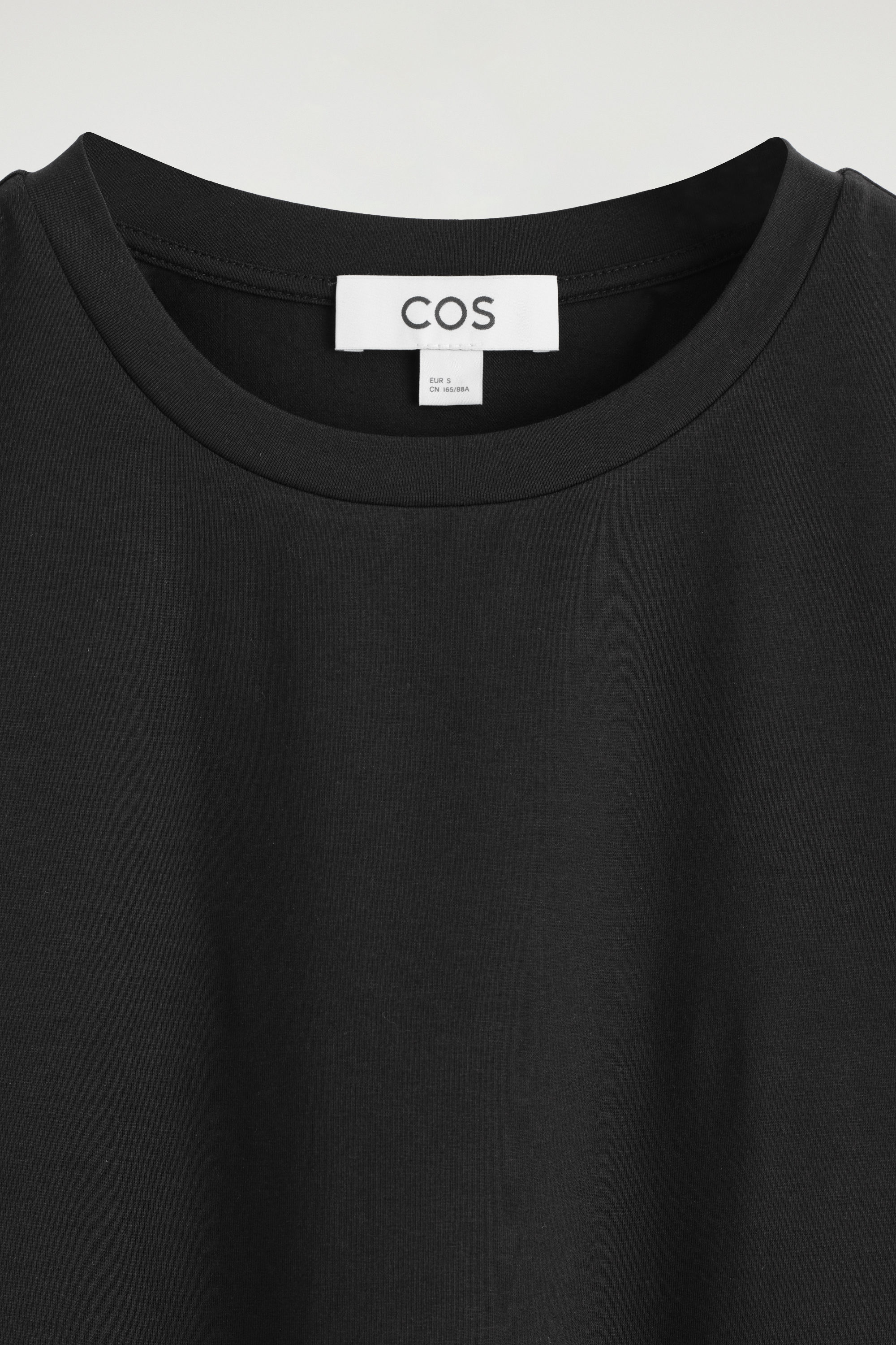 SHRUNKEN T-SHIRT - BLACK | COS
