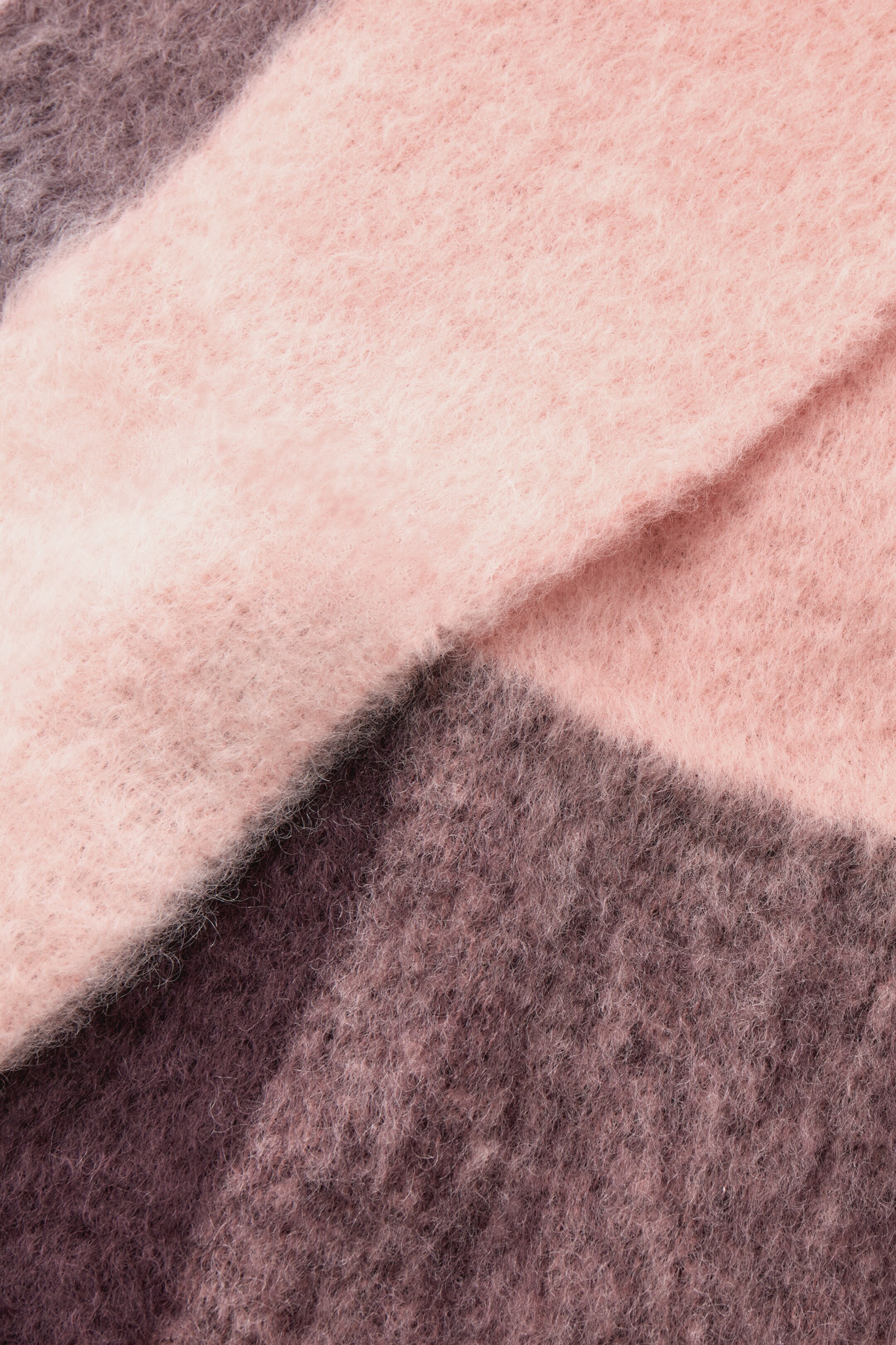 Grotere afbeelding bekijken: GEFRANJERDE GEBORSTELDE MOHAIR SJAAL - PINK / BURGUNDY / CHECKED - DAMES | H&M NL 2